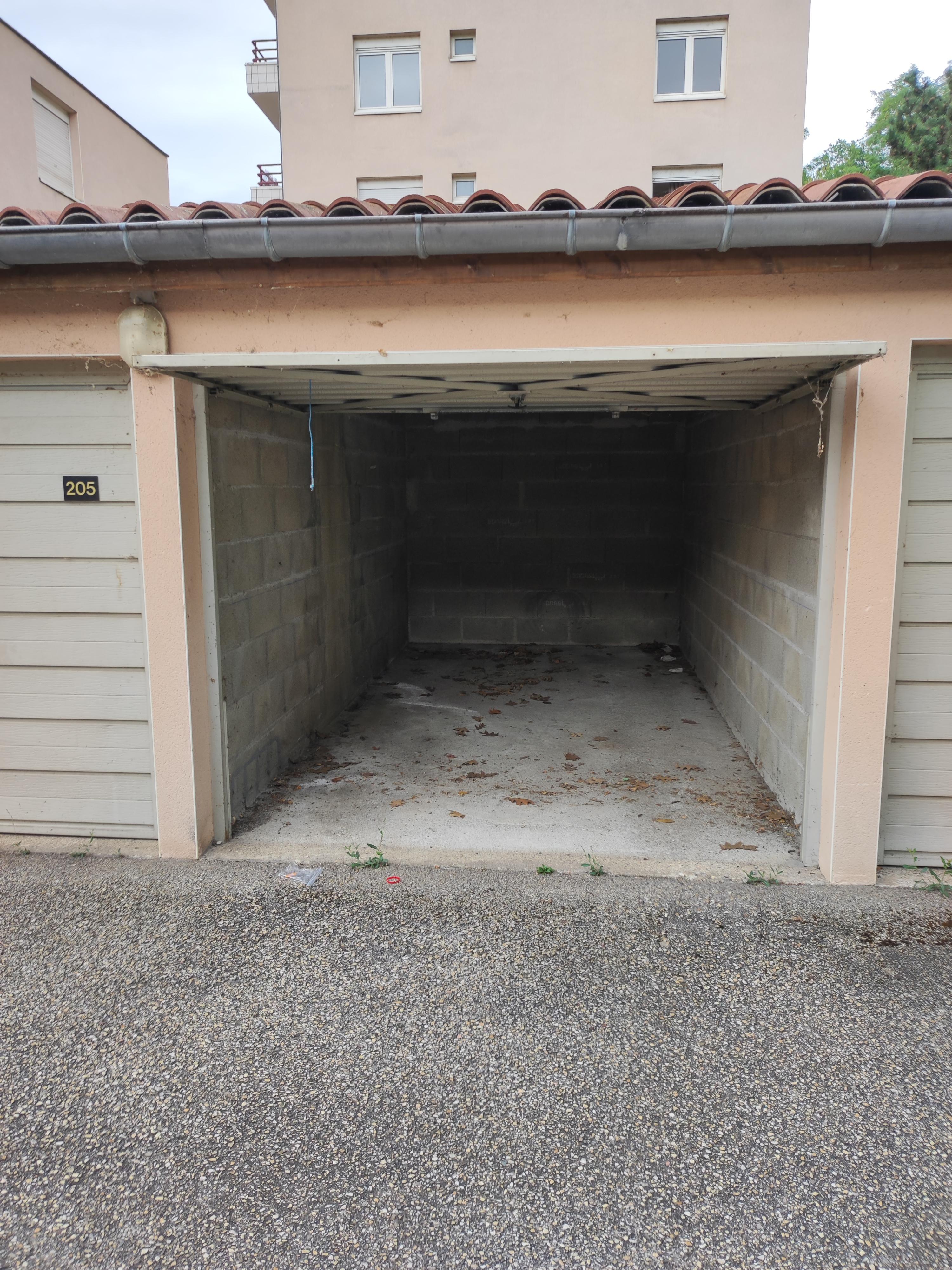 Garage fermé de 12m2