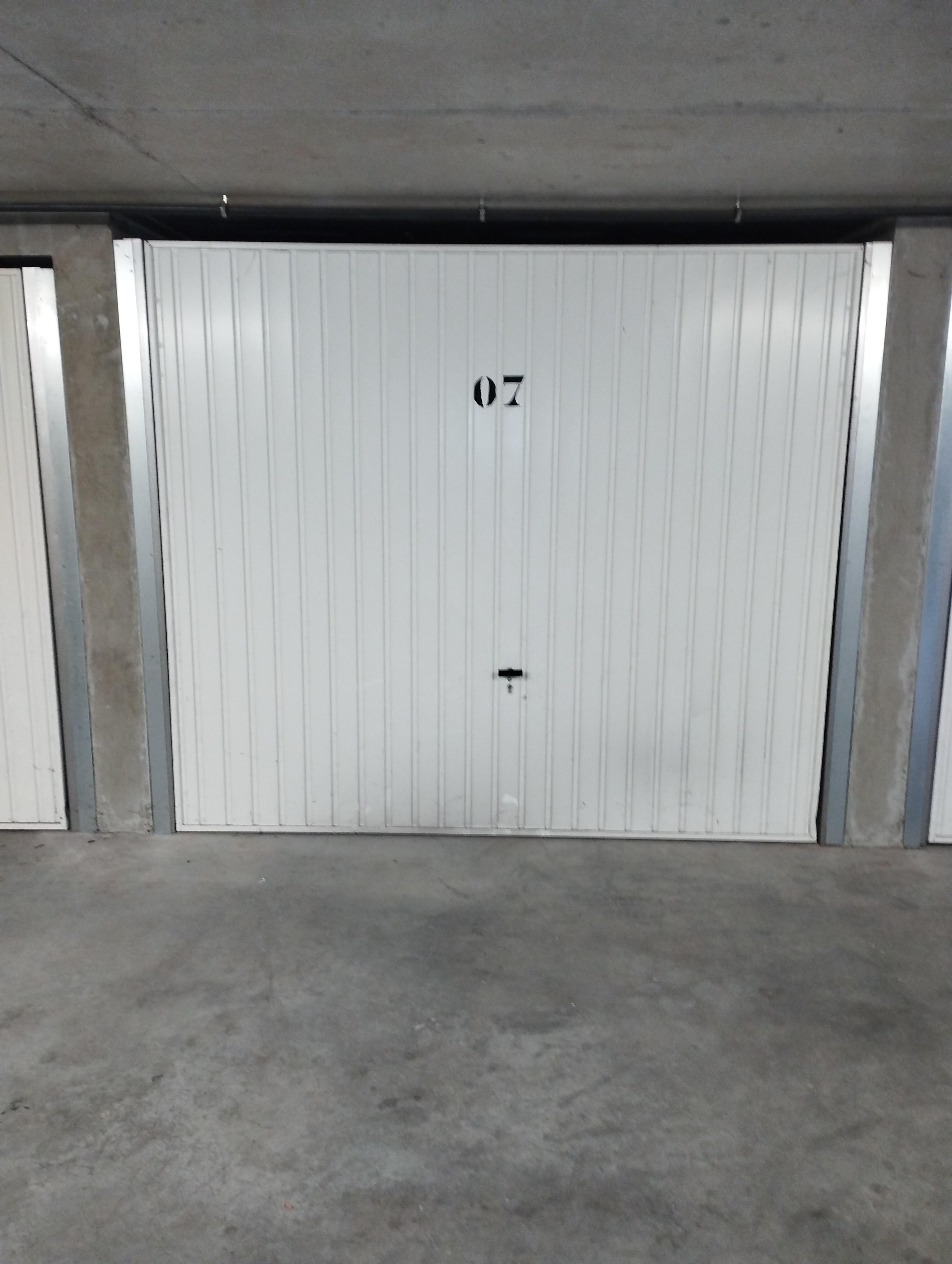 Box 13m² sécurisé pour stationnement ou stockage