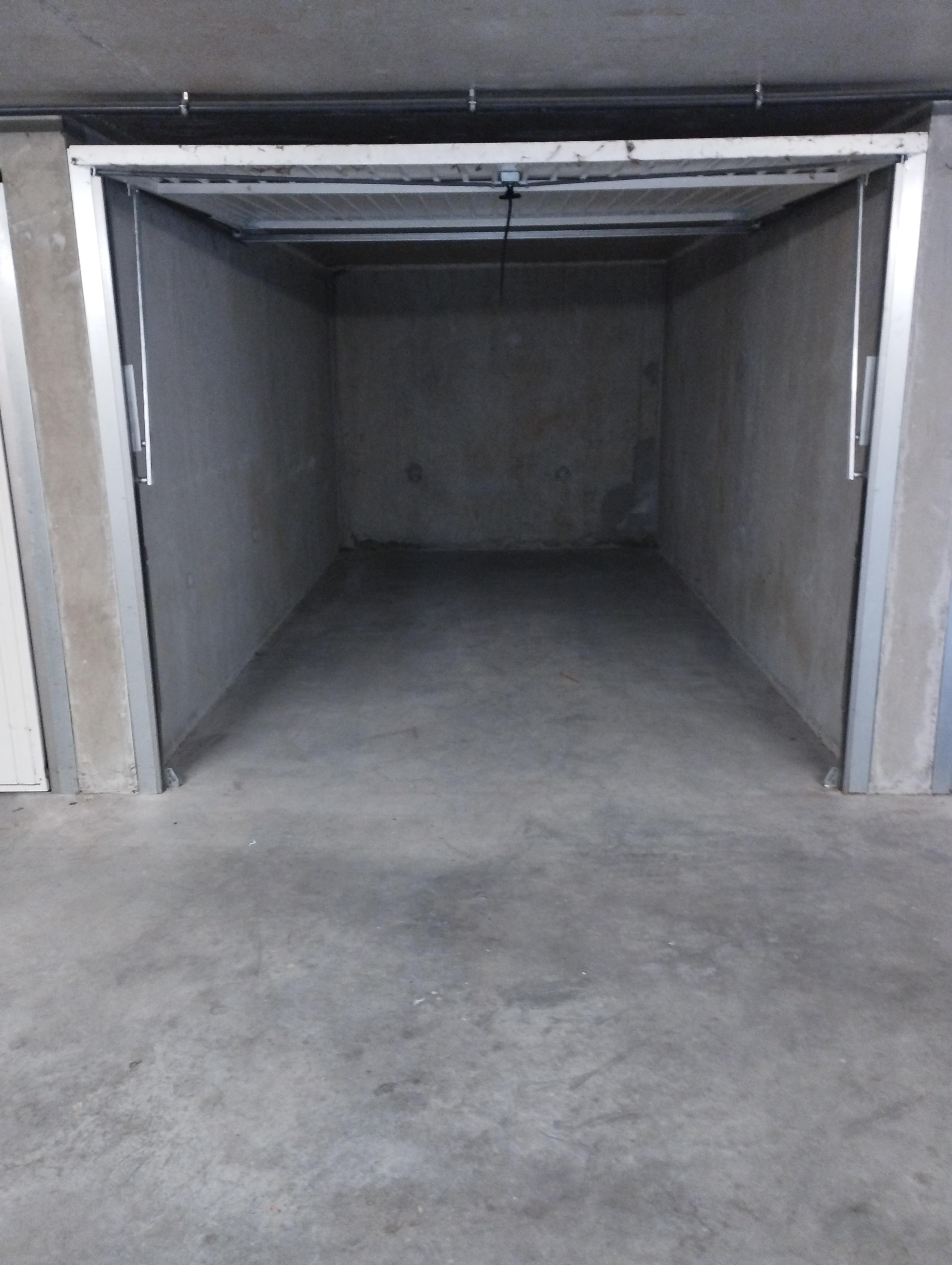 Box 13m² sécurisé pour stationnement ou stockage