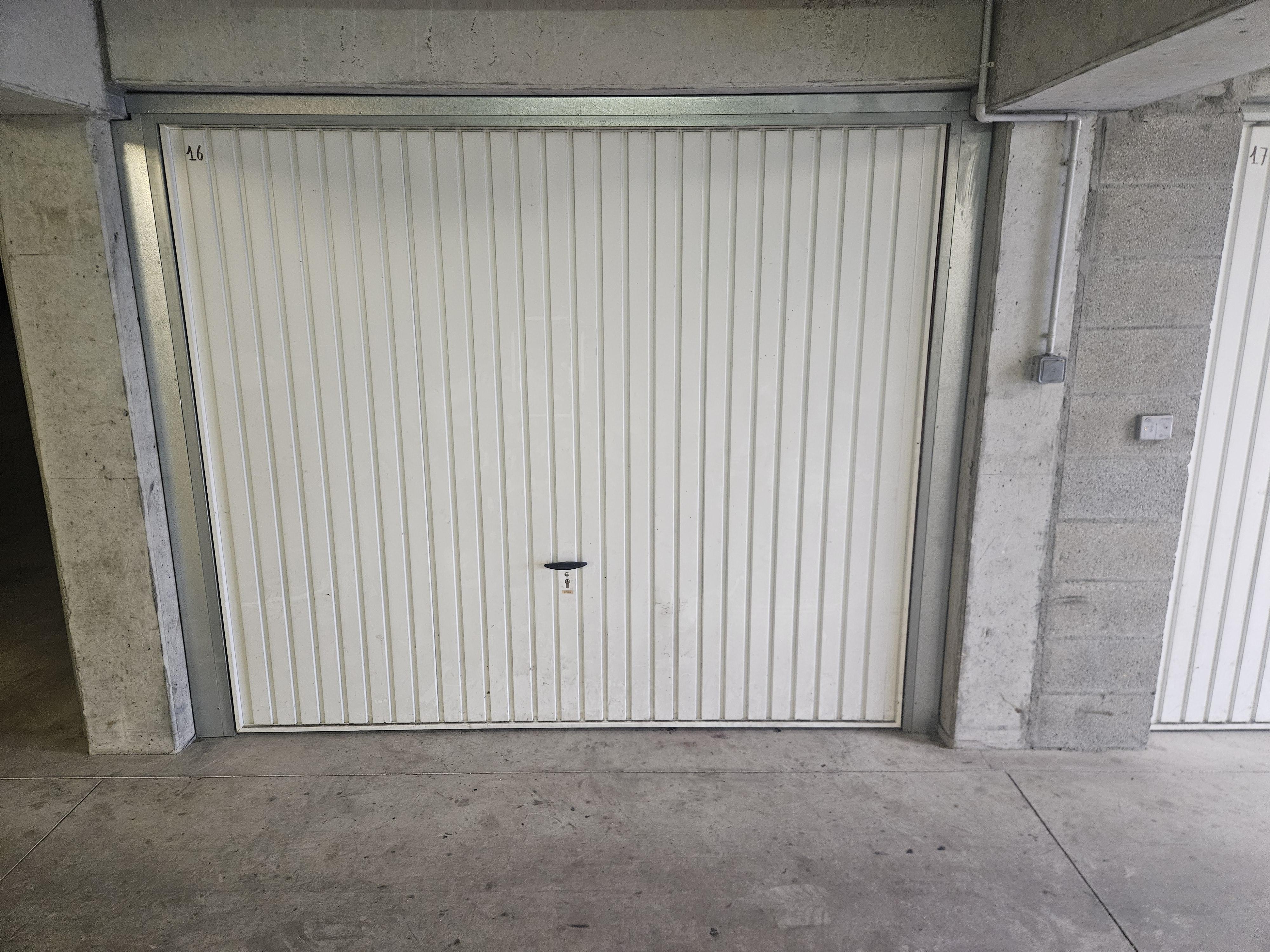 Garage fermé à louer pour stationnement