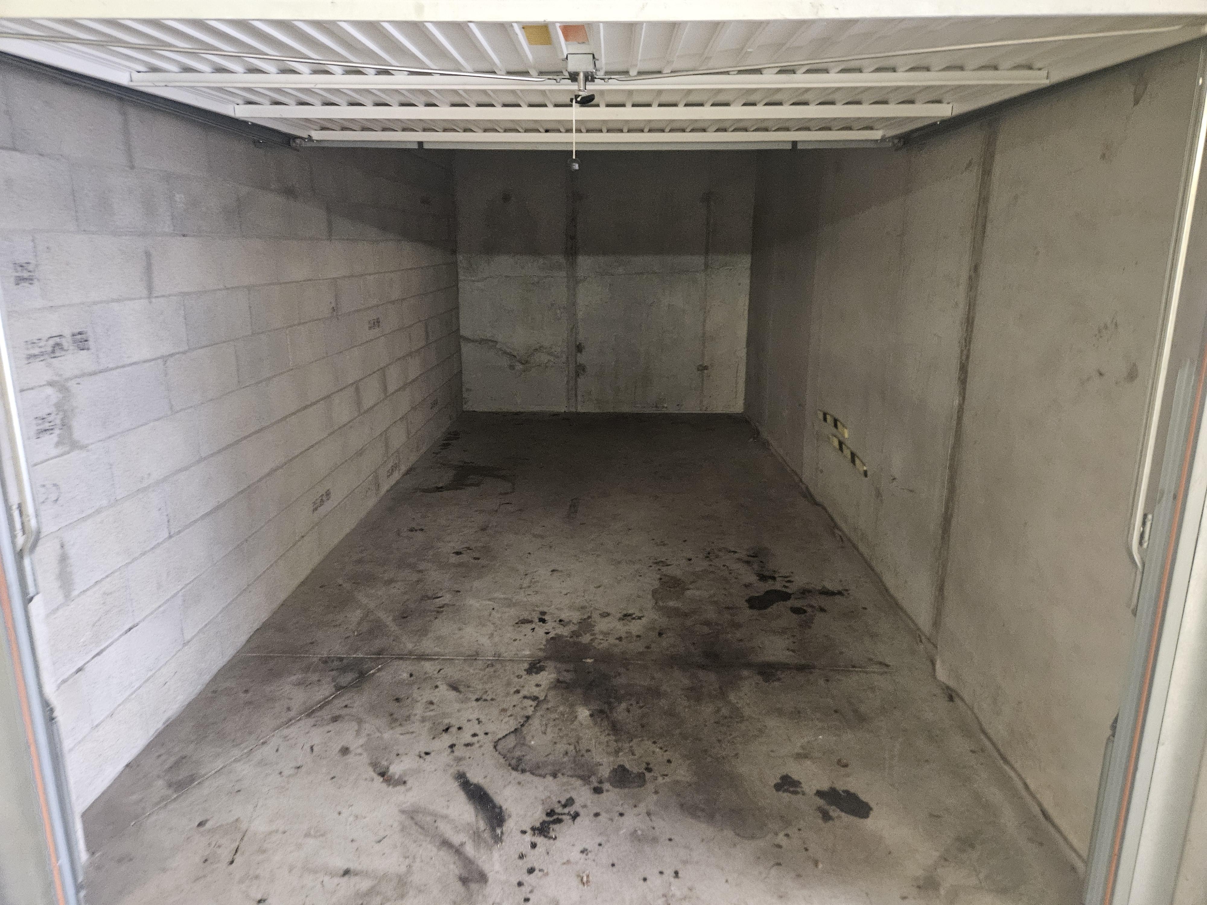 Garage fermé à louer pour stationnement