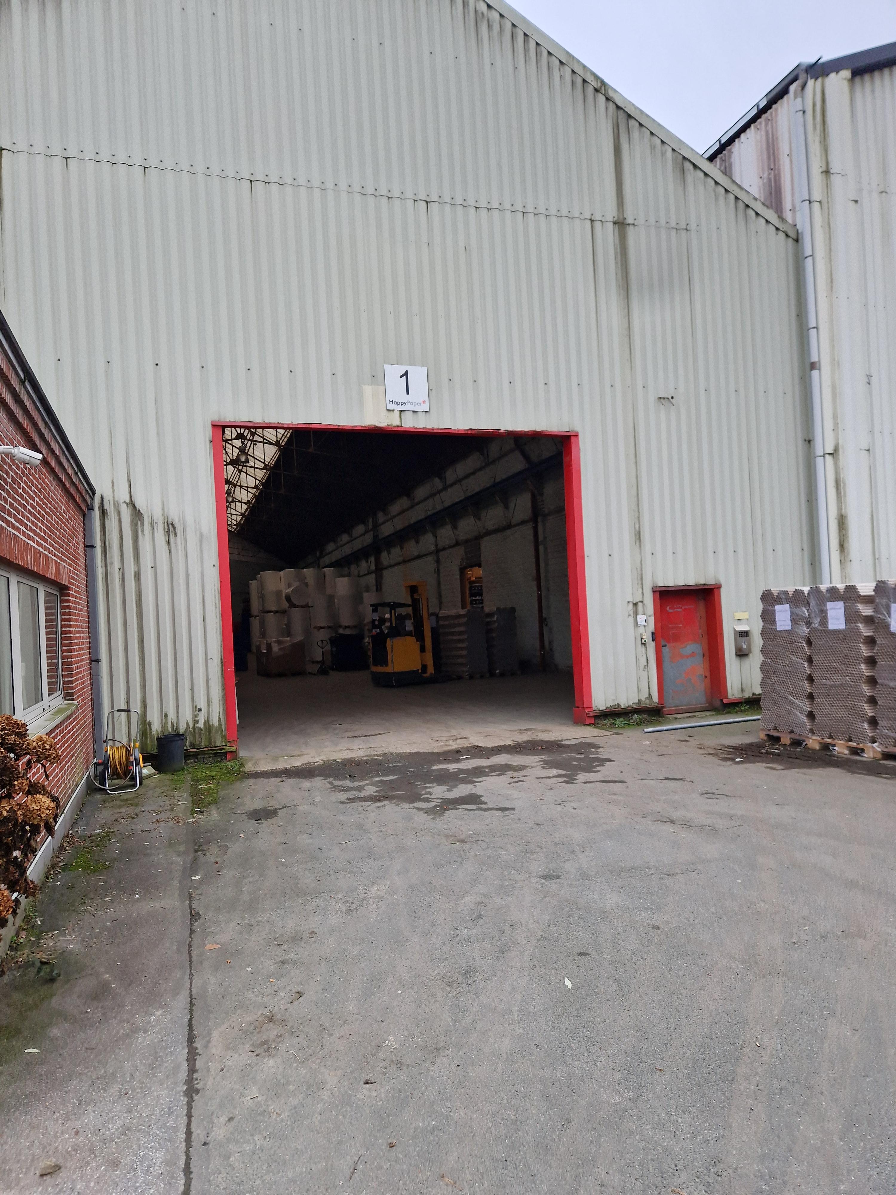 Entrepôt de stockage, plusieurs pièces à louer pour