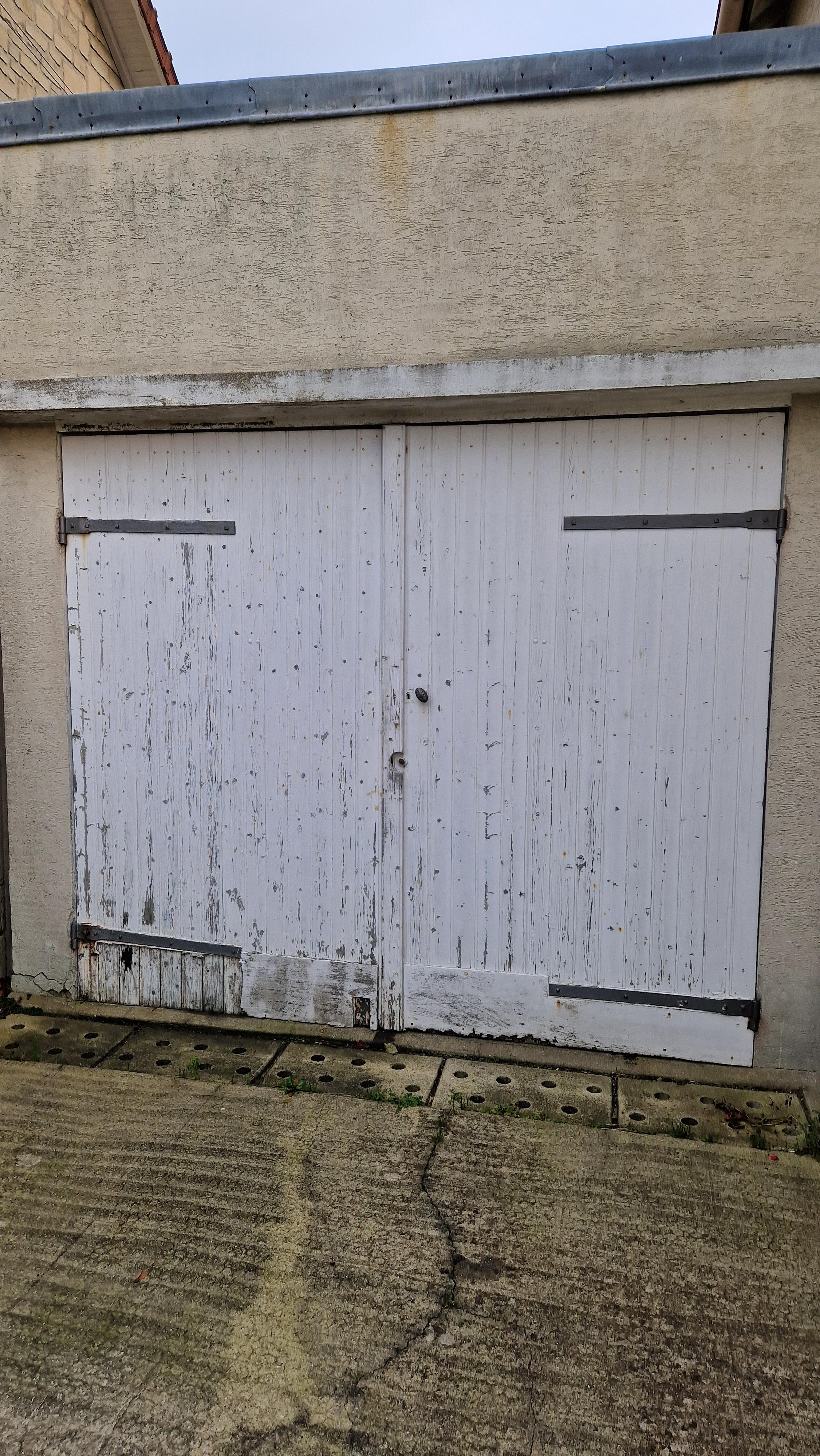 Garage fermé dans maison individuel sous alarme
