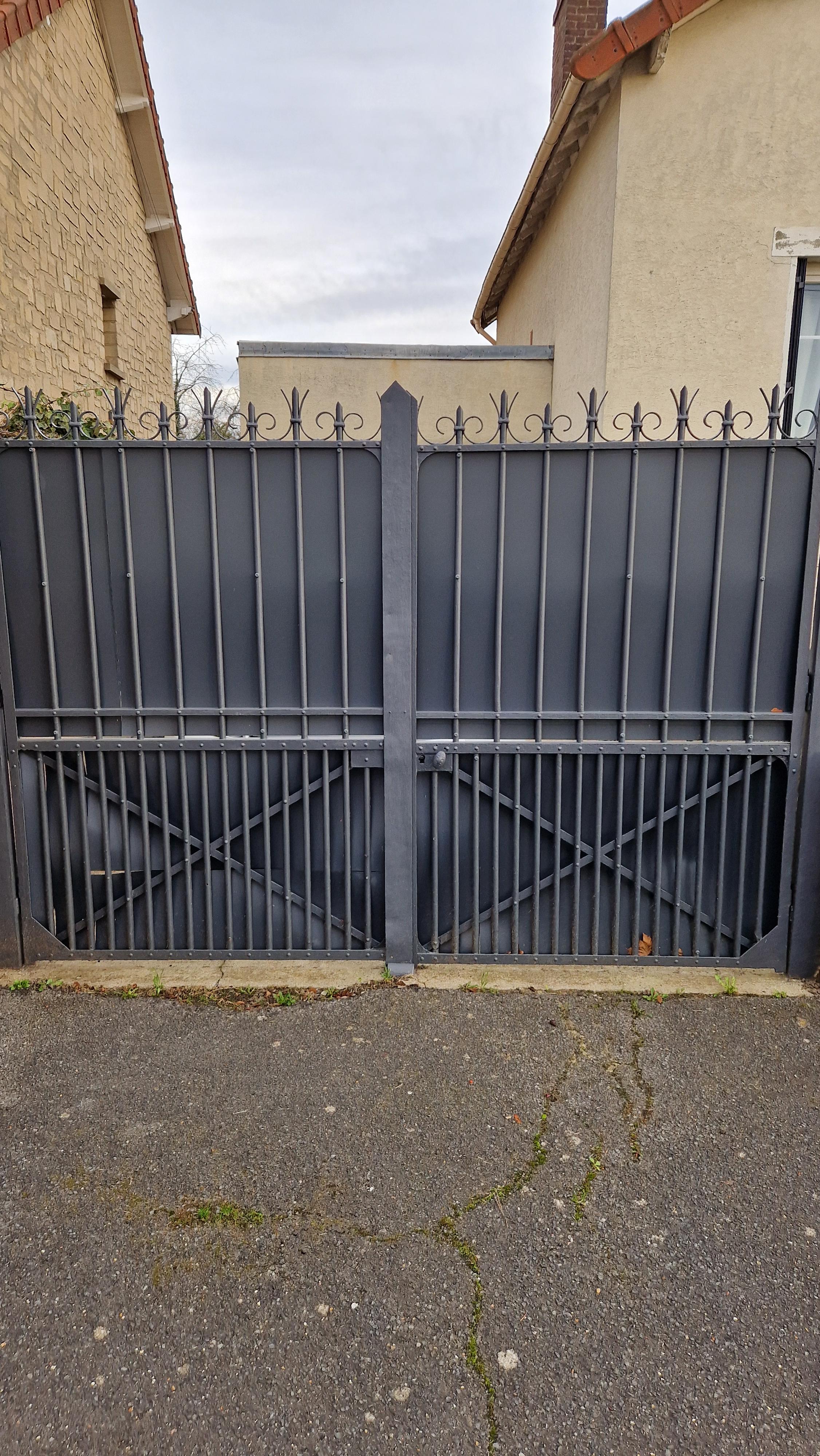 Garage fermé dans maison individuel sous alarme