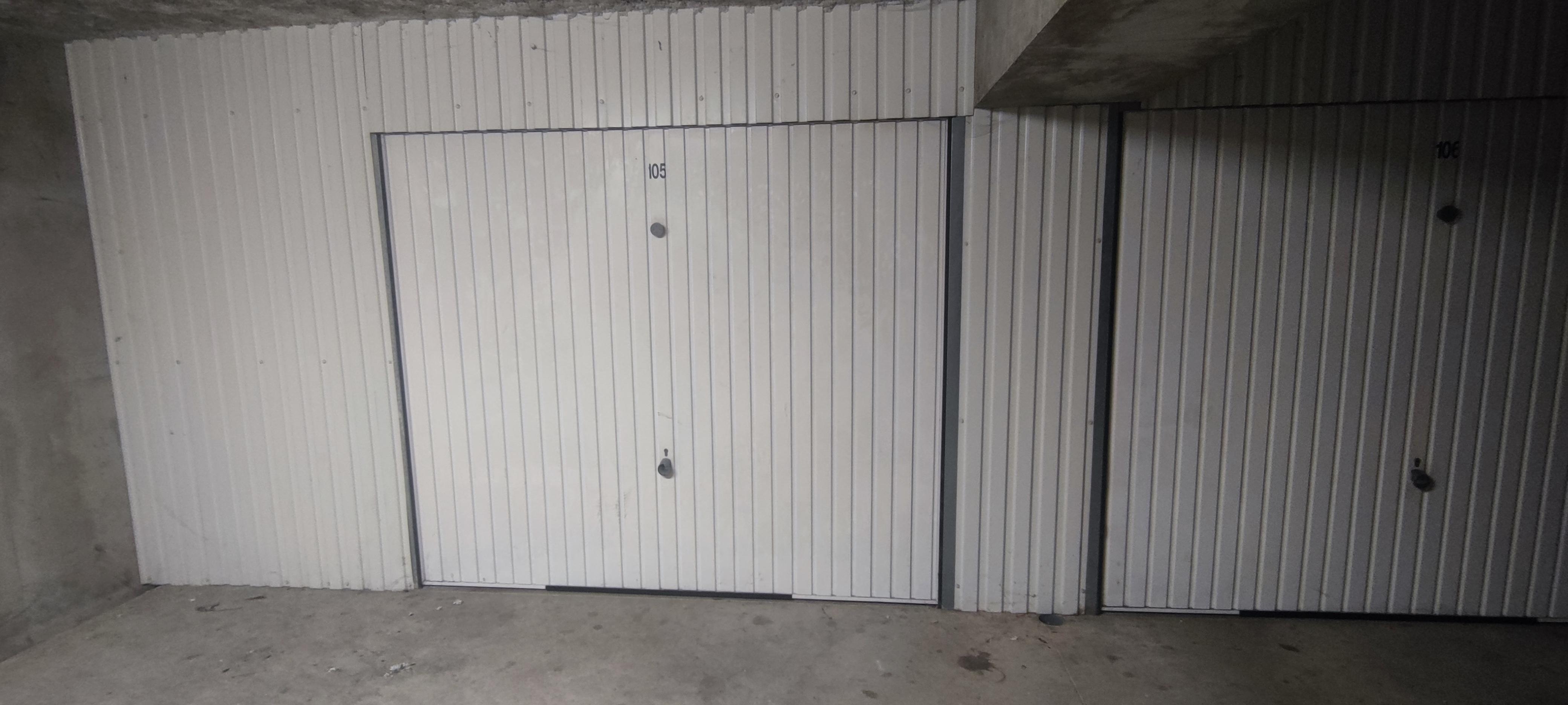 Grand garage de 21 m² à louer
