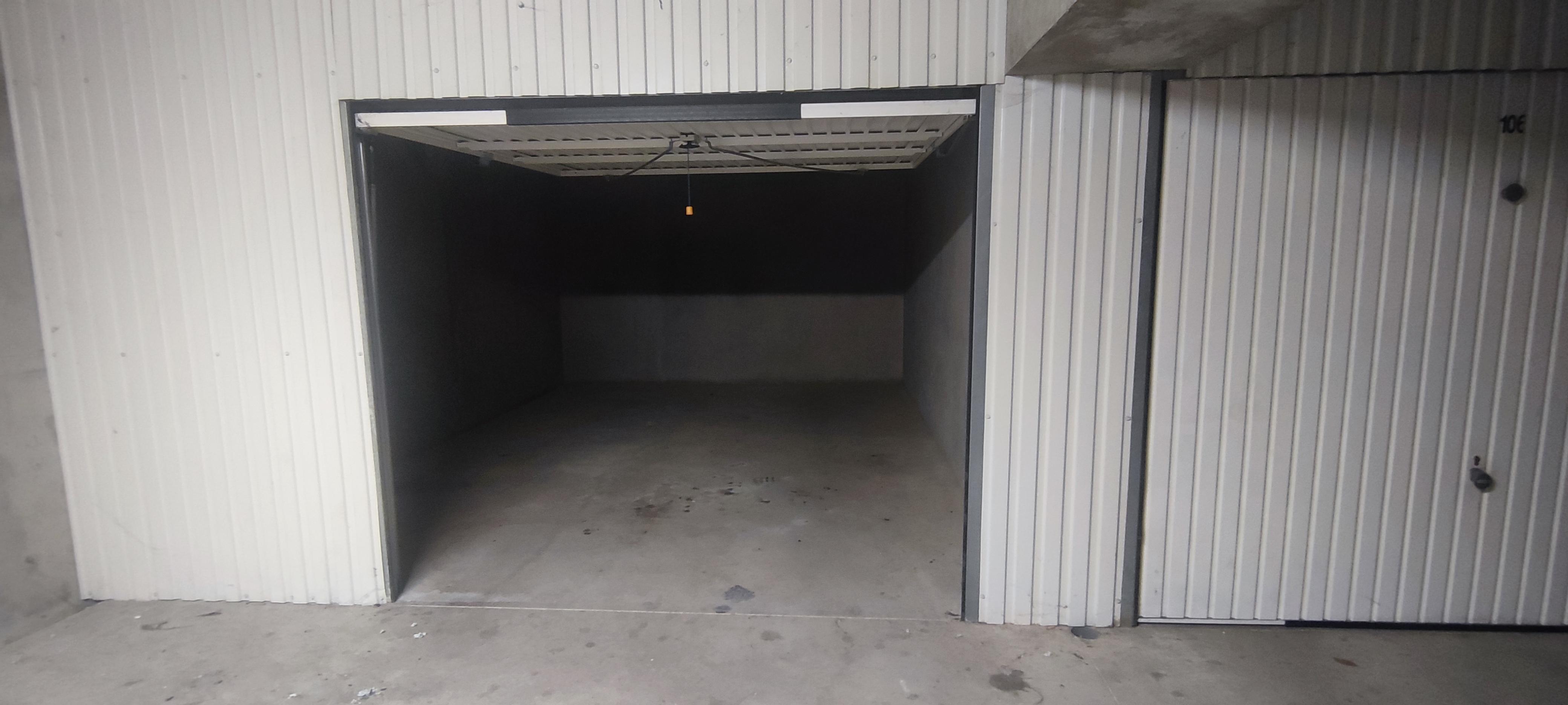 Grand garage de 21 m² à louer