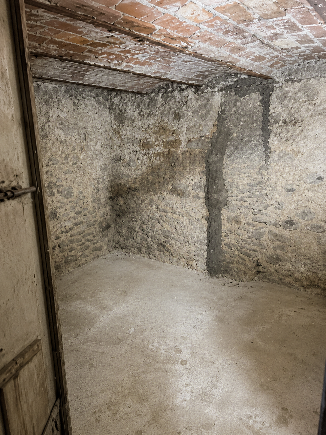 Cave à Paris 17 très saine avec soupirail