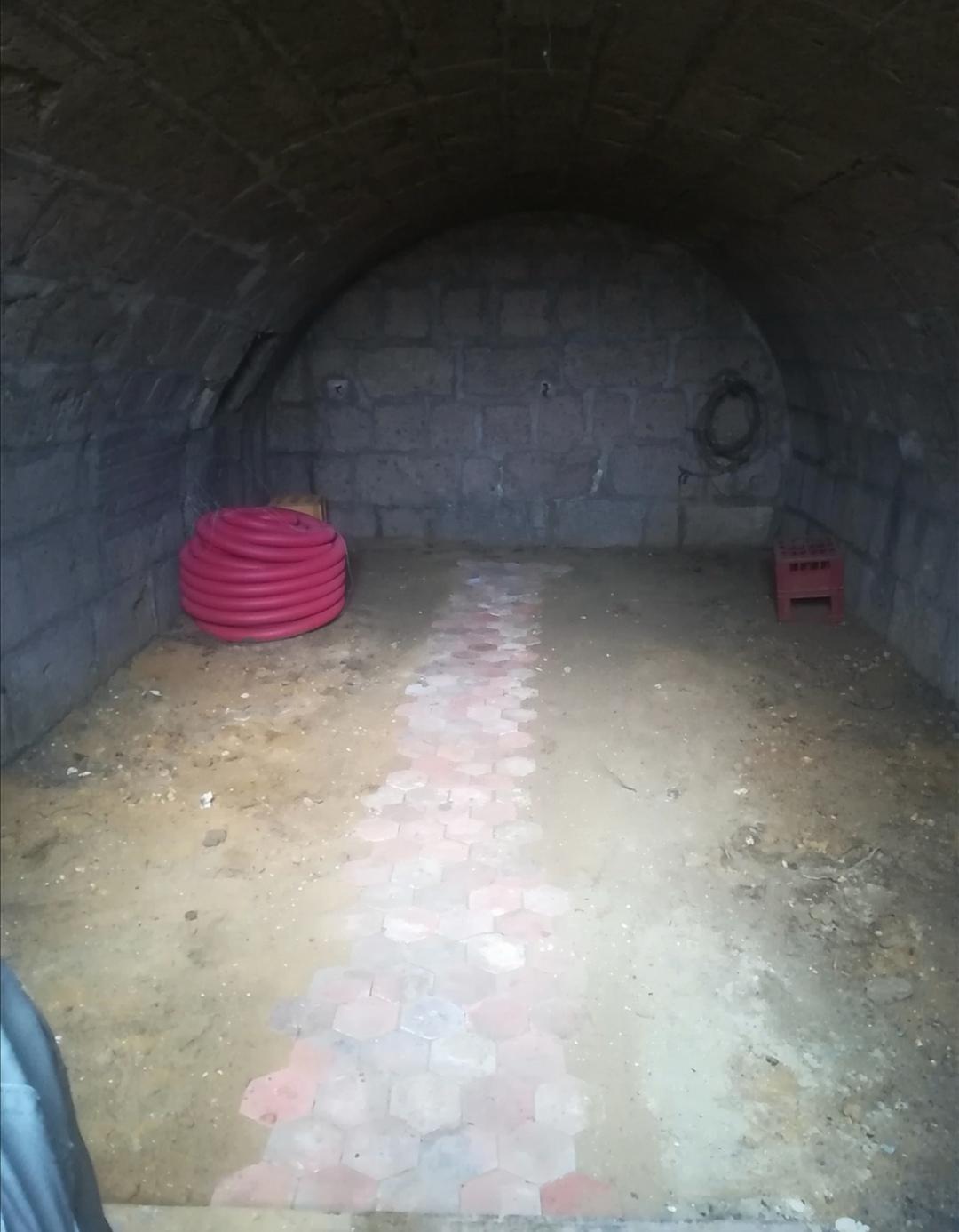 Cave. Place pour divers rangement.