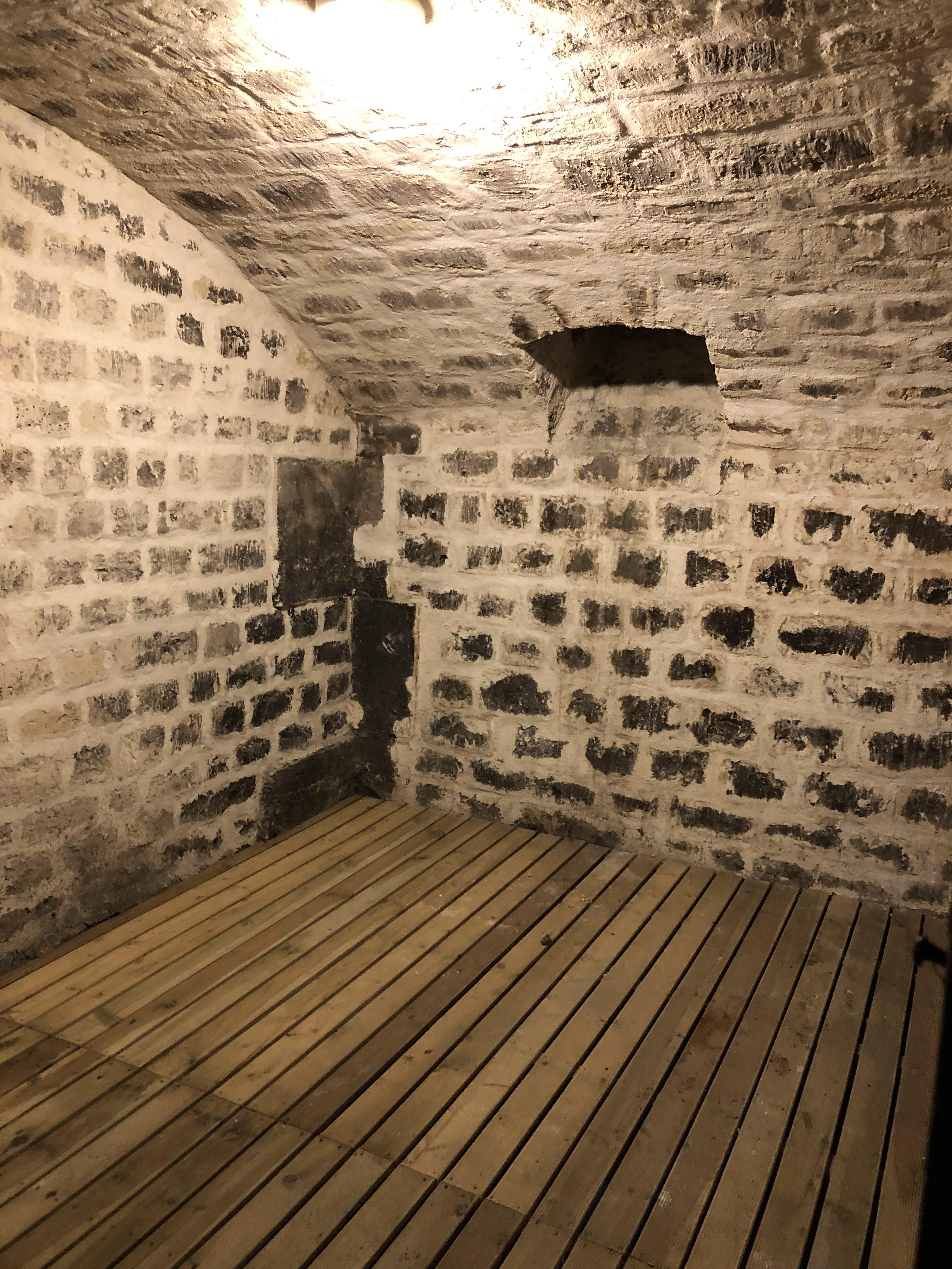 Cave saine avec moellons.