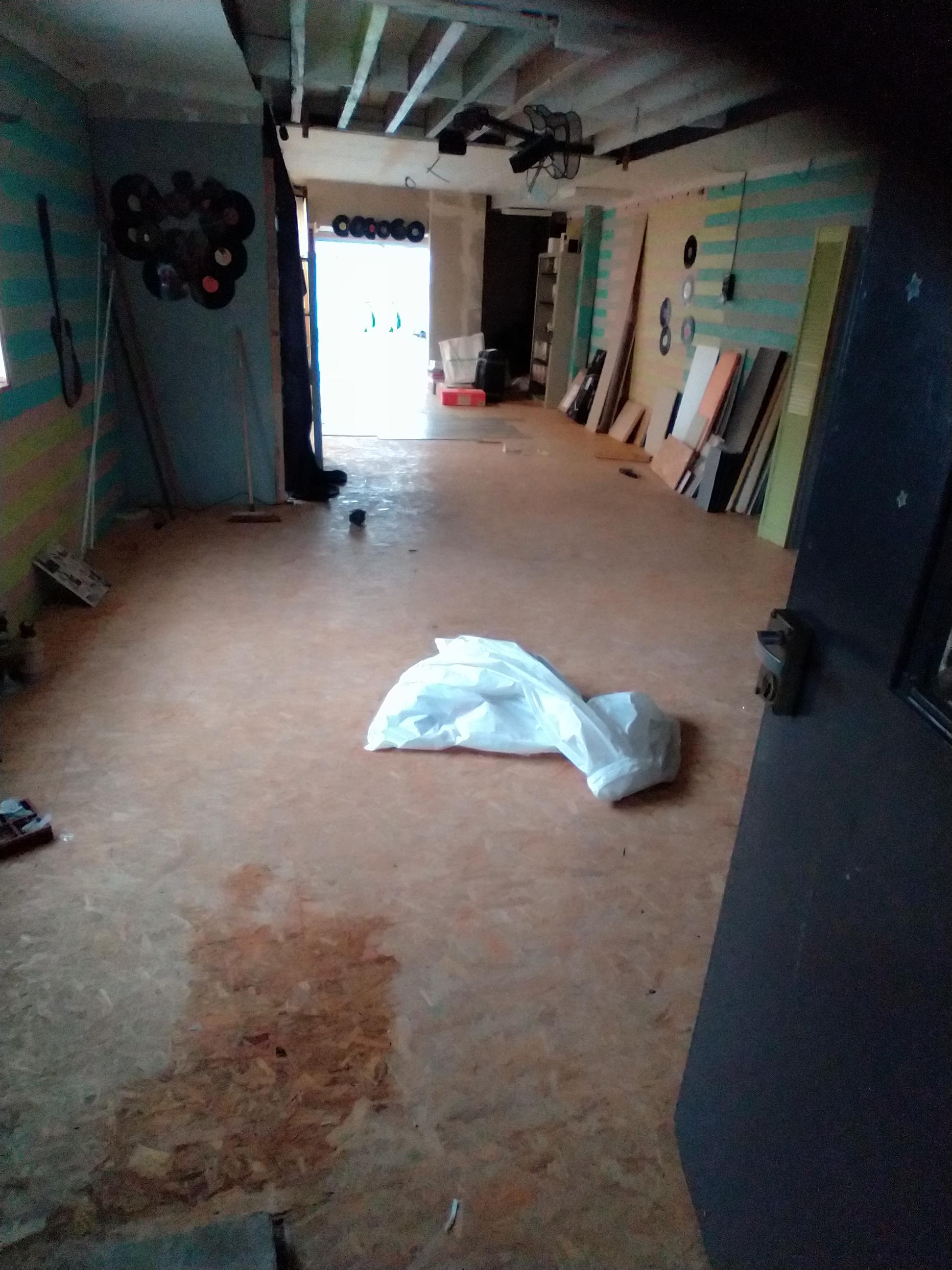 Loue local de 200 m2