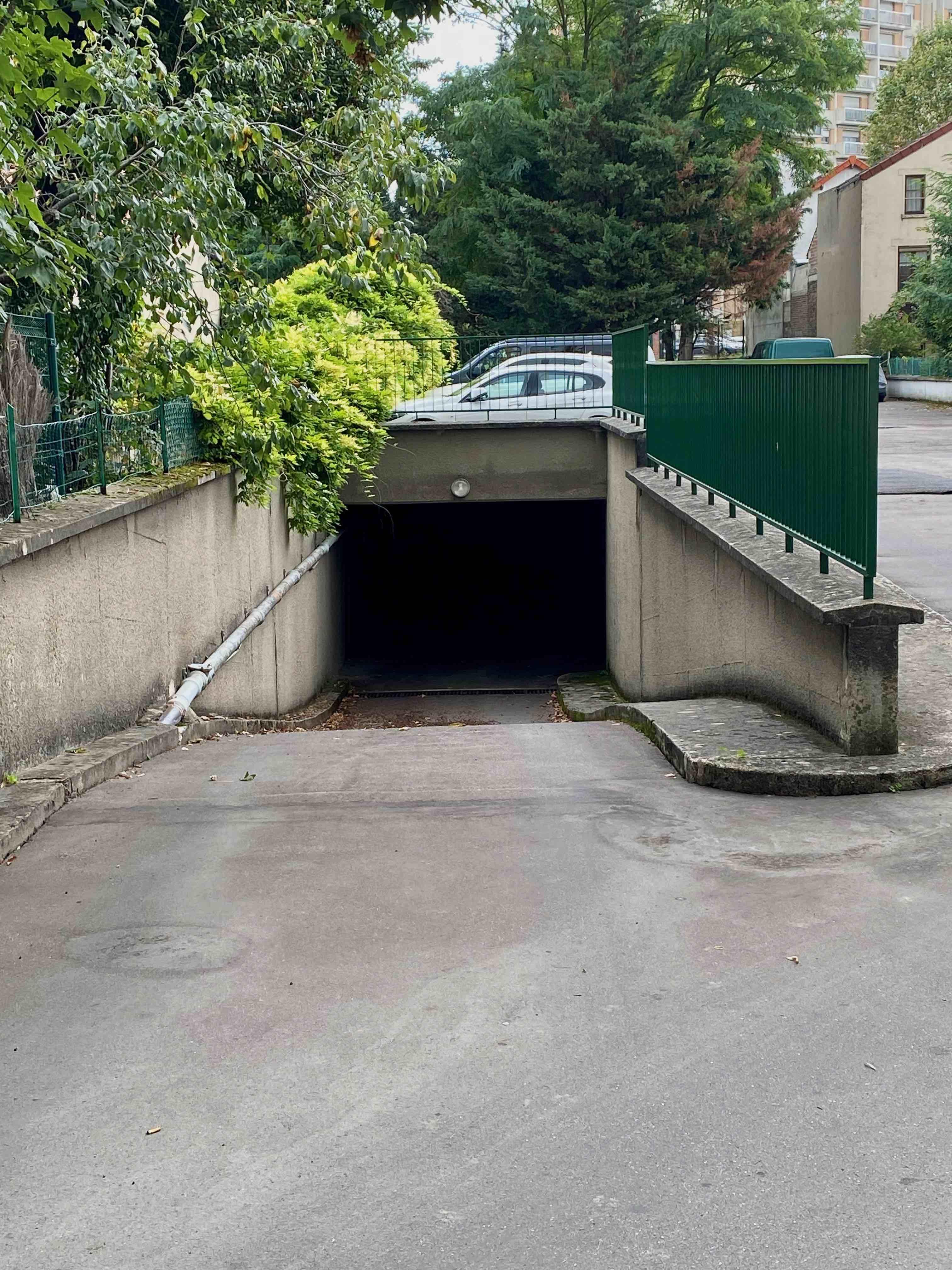 Box fermé 10m2 dans parking souterrain sécurisé