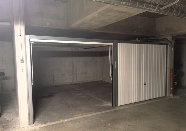 Location parking double fermé et securisé de 25