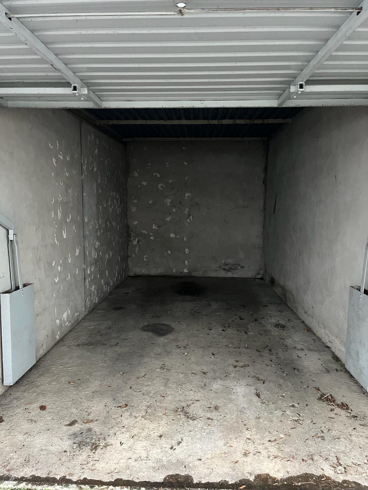 GARAGE FERMÉ