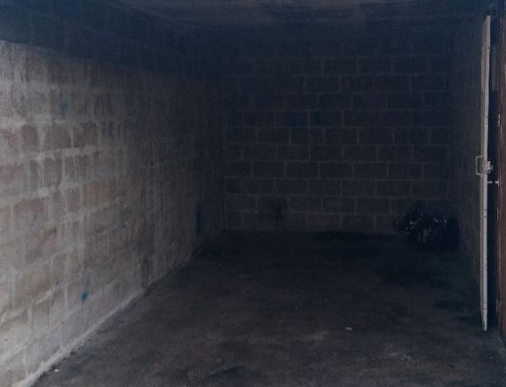 Moitié d'un garage pour stockage