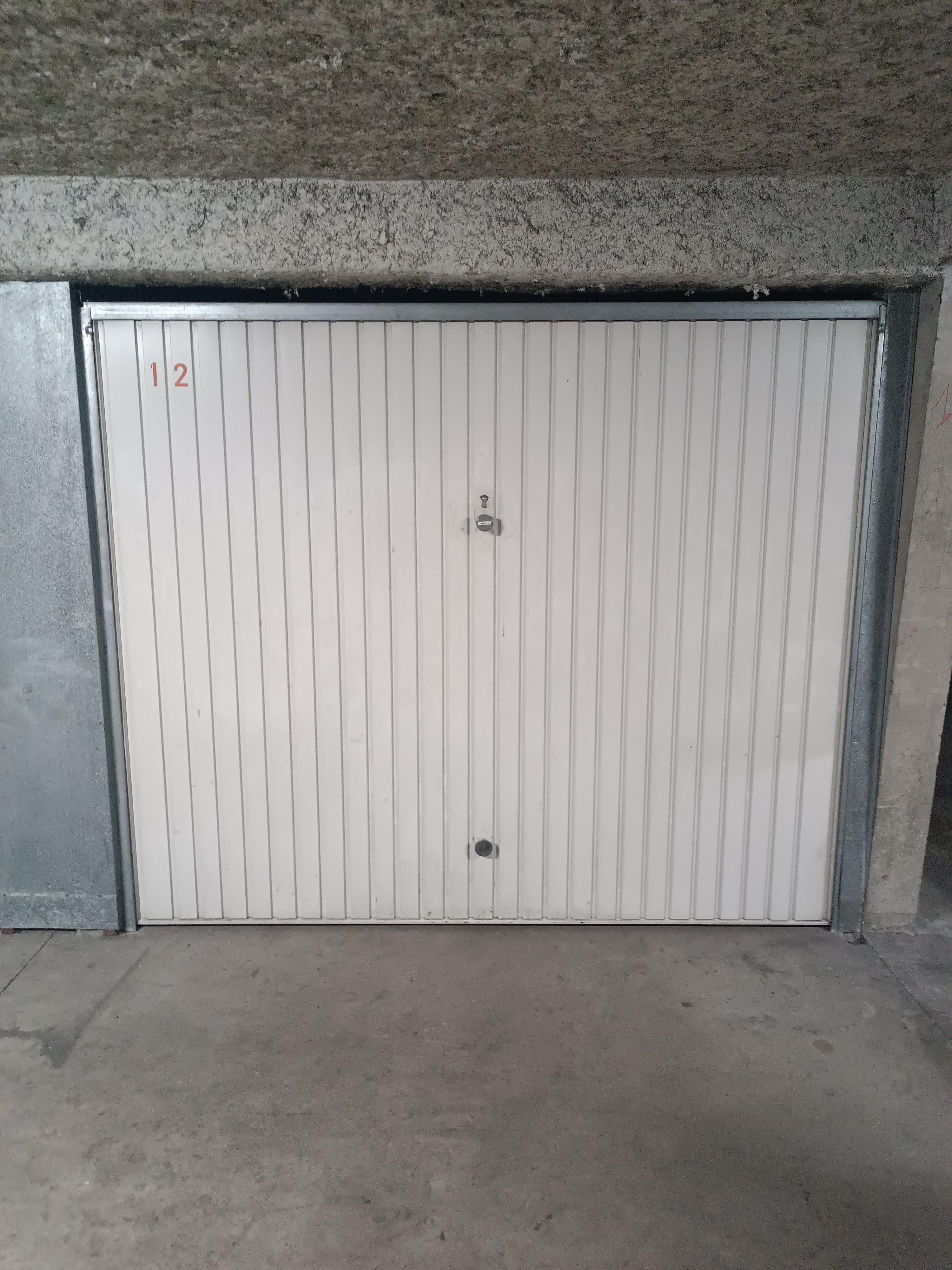 INTRA - Garage à louer de 12m² à