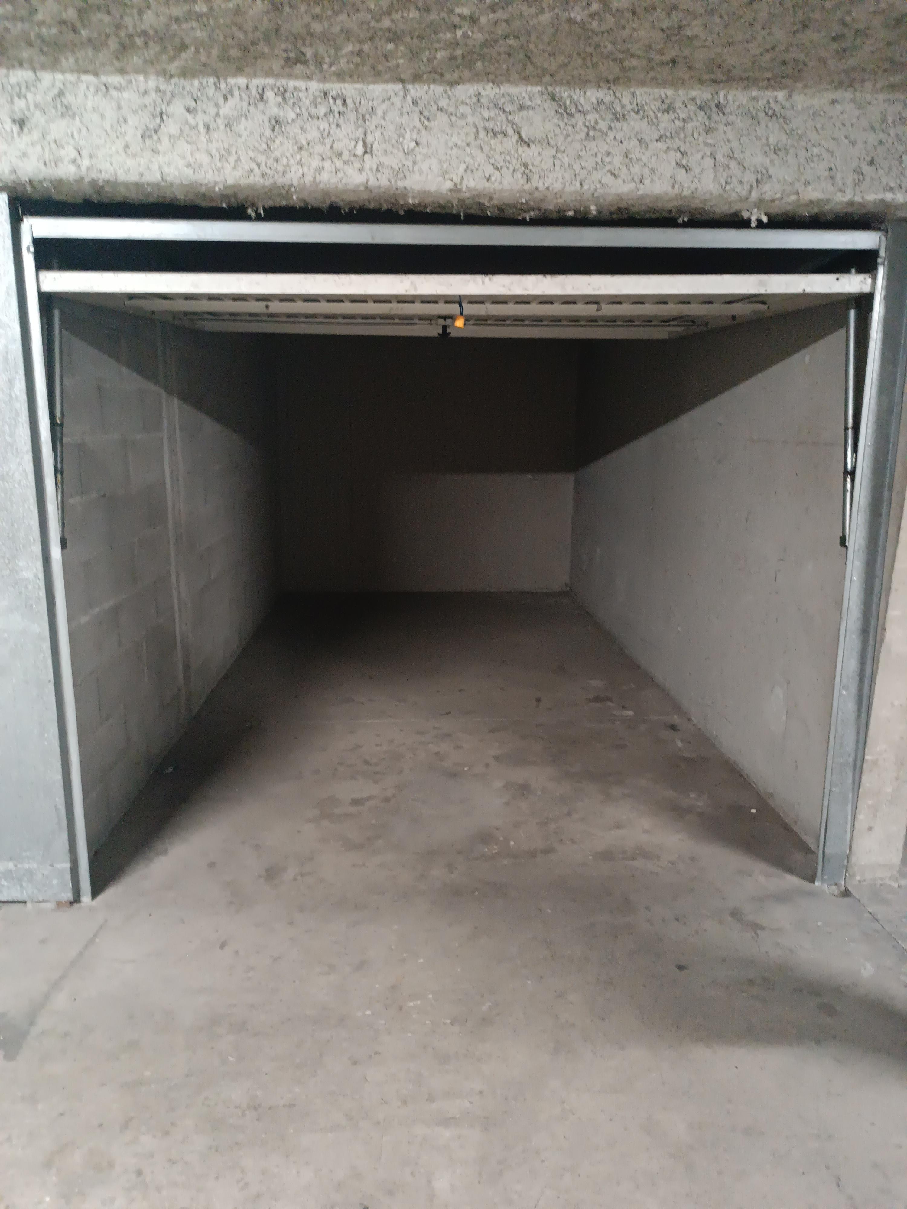 INTRA - Garage à louer de 12m² à