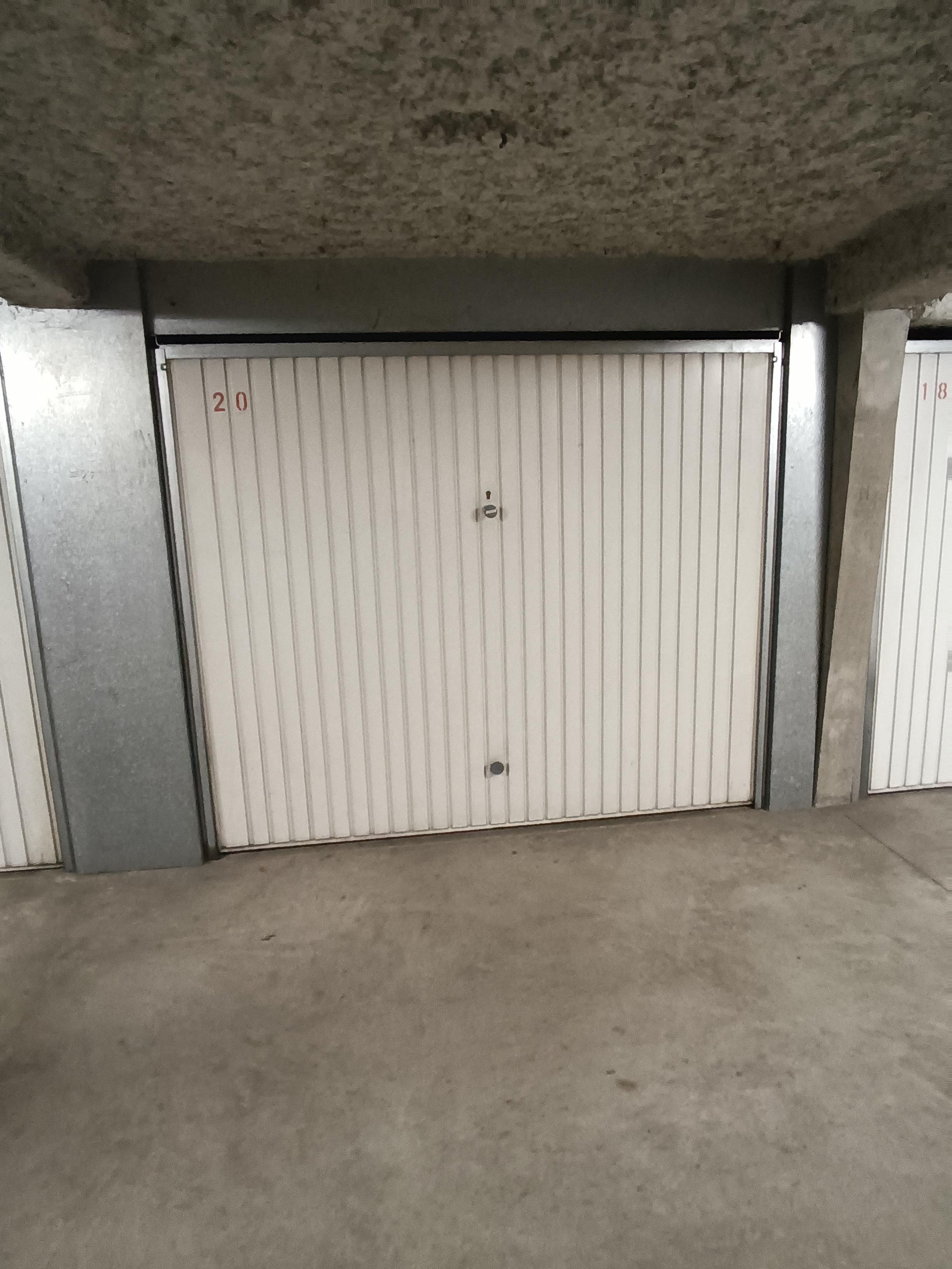 INTRA - Garage sécurisé à louer pour stationnement