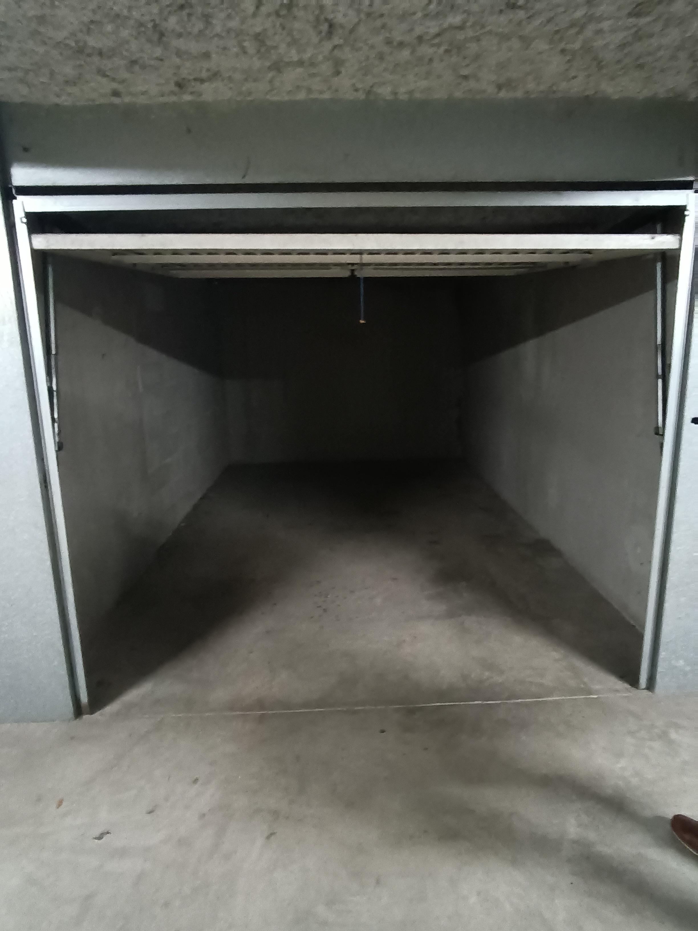 INTRA - Garage sécurisé à louer pour stationnement