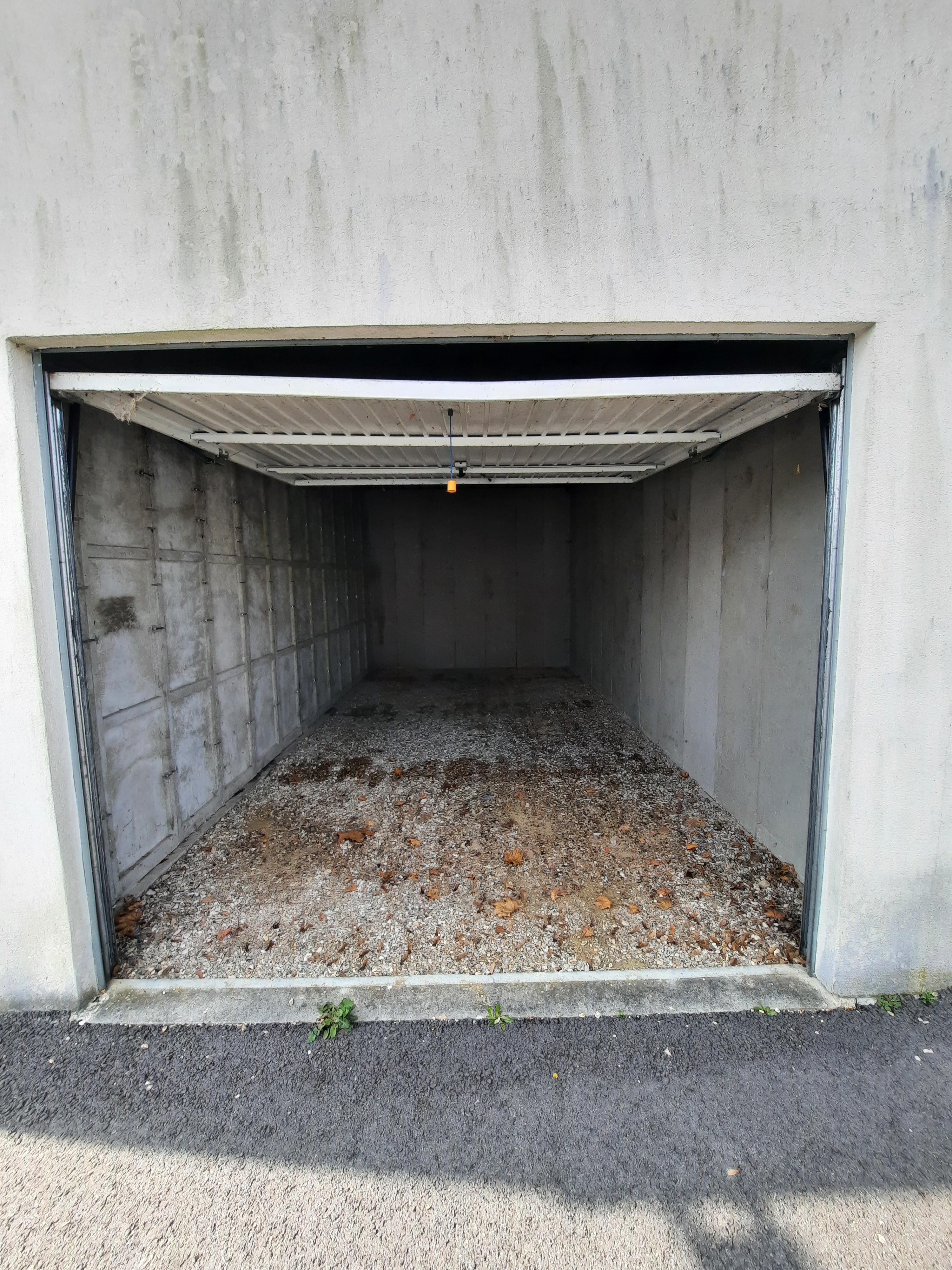 Garage à louer pour stockage ou stationnement véhicule
