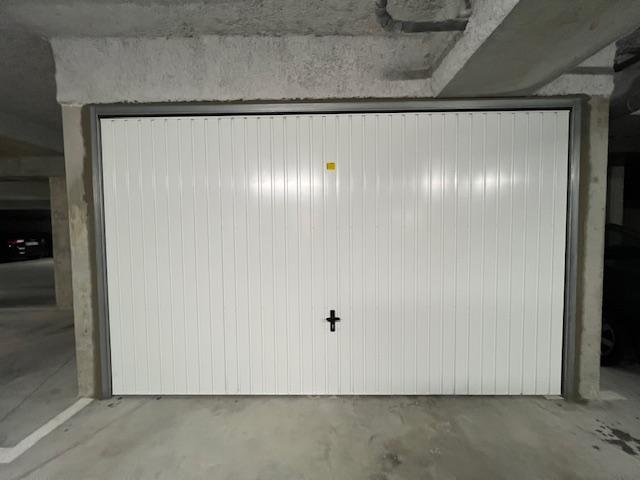 TRES GRAND BOX de 18 m2 environ à