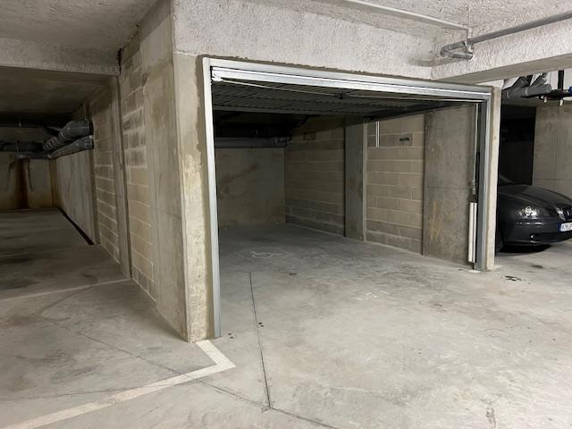 TRES GRAND BOX de 18 m2 environ à