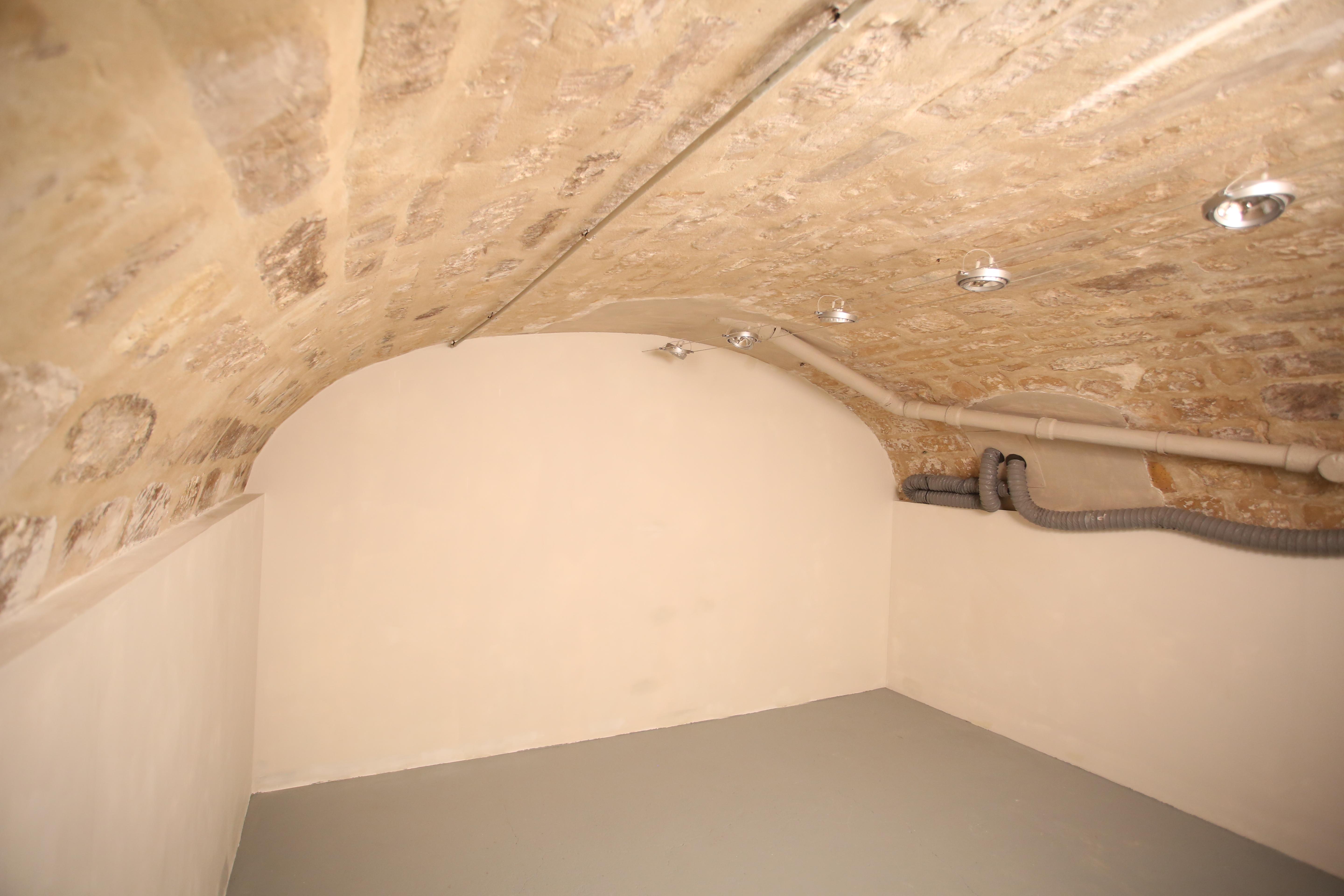 Cave voûtée saine 16 m2 isolée et ventilée, porte blindée rue Bichat