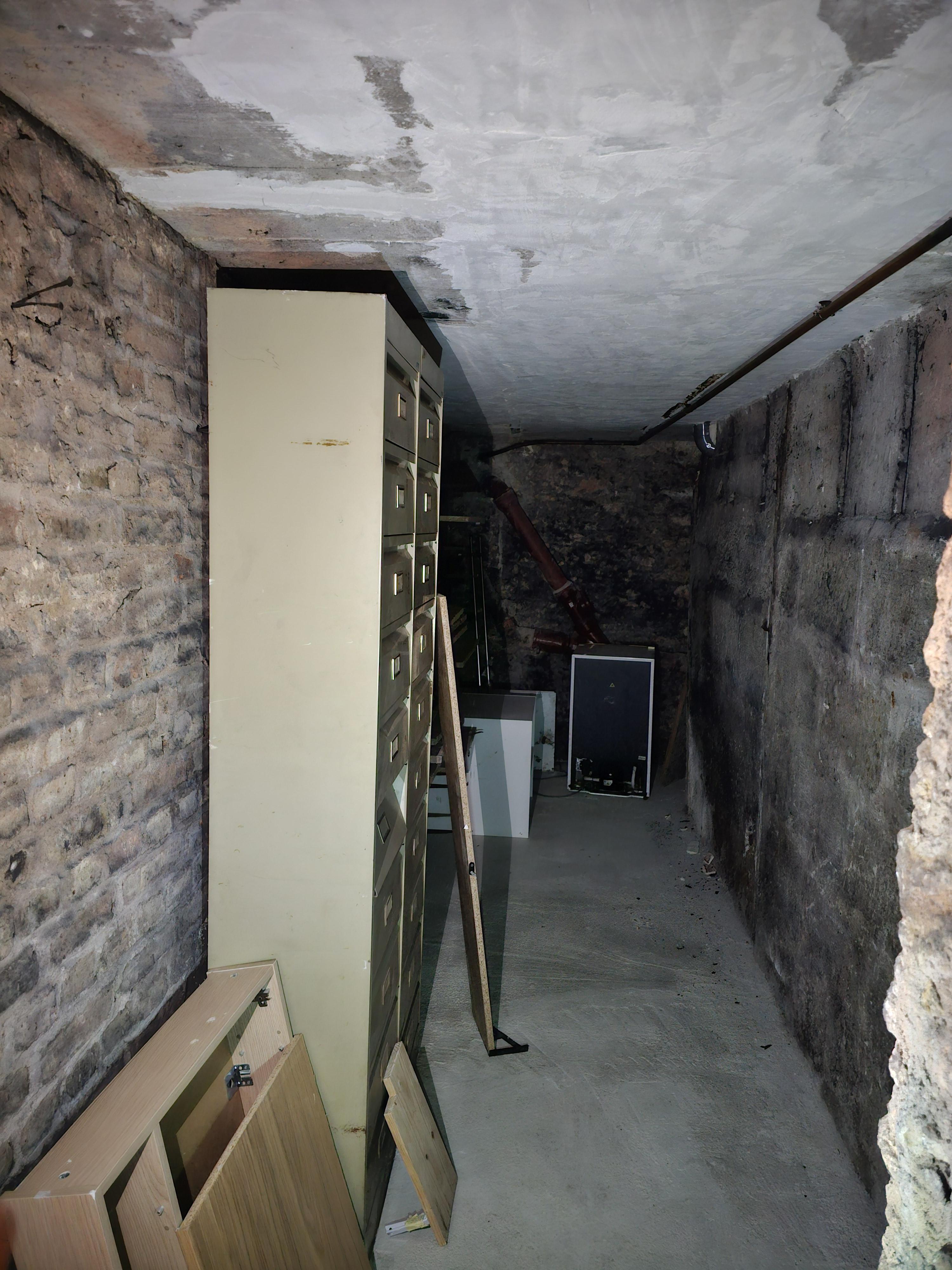 Cave en très bon état proche metro 1
