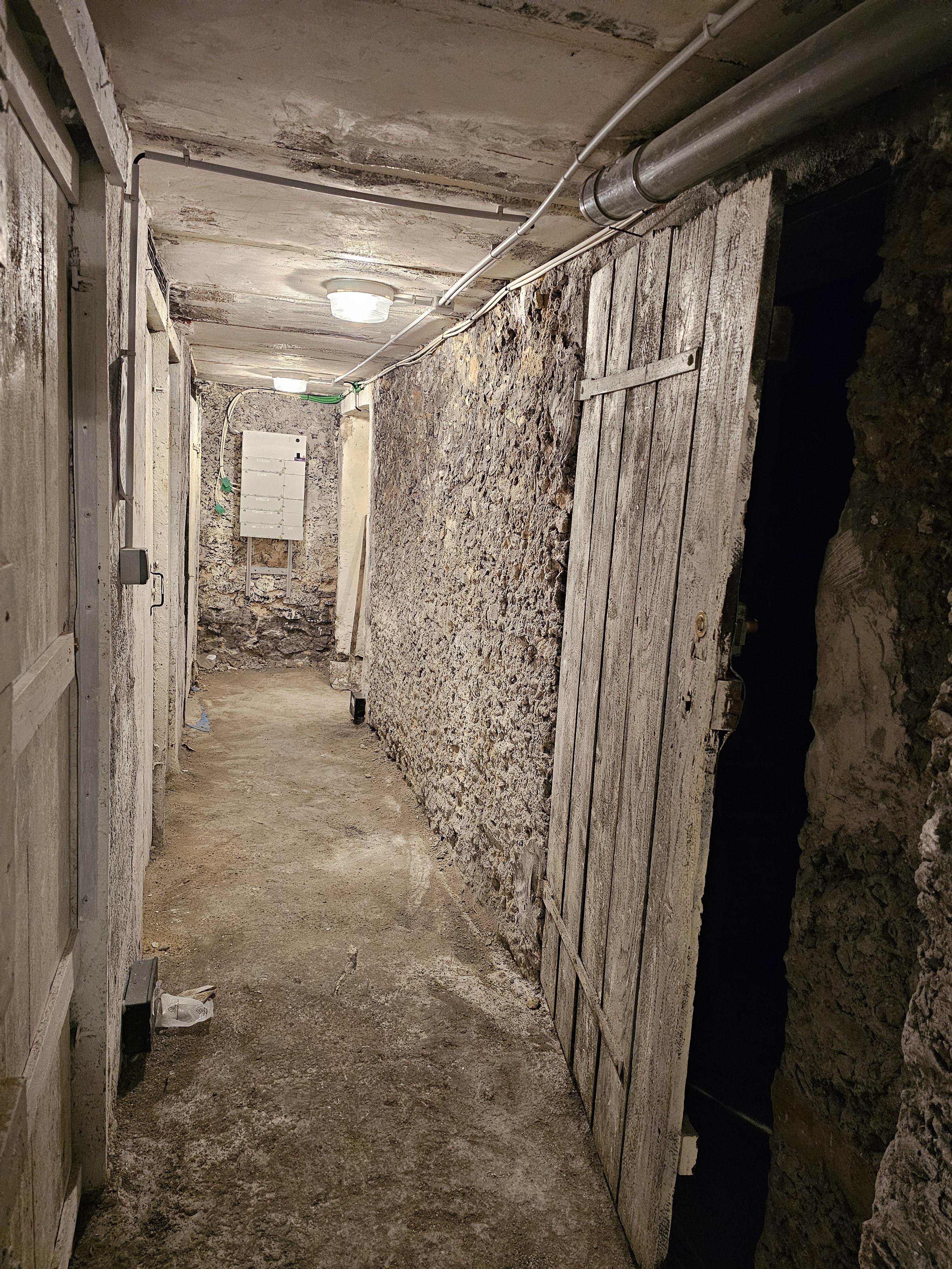Cave en très bon état proche metro 1