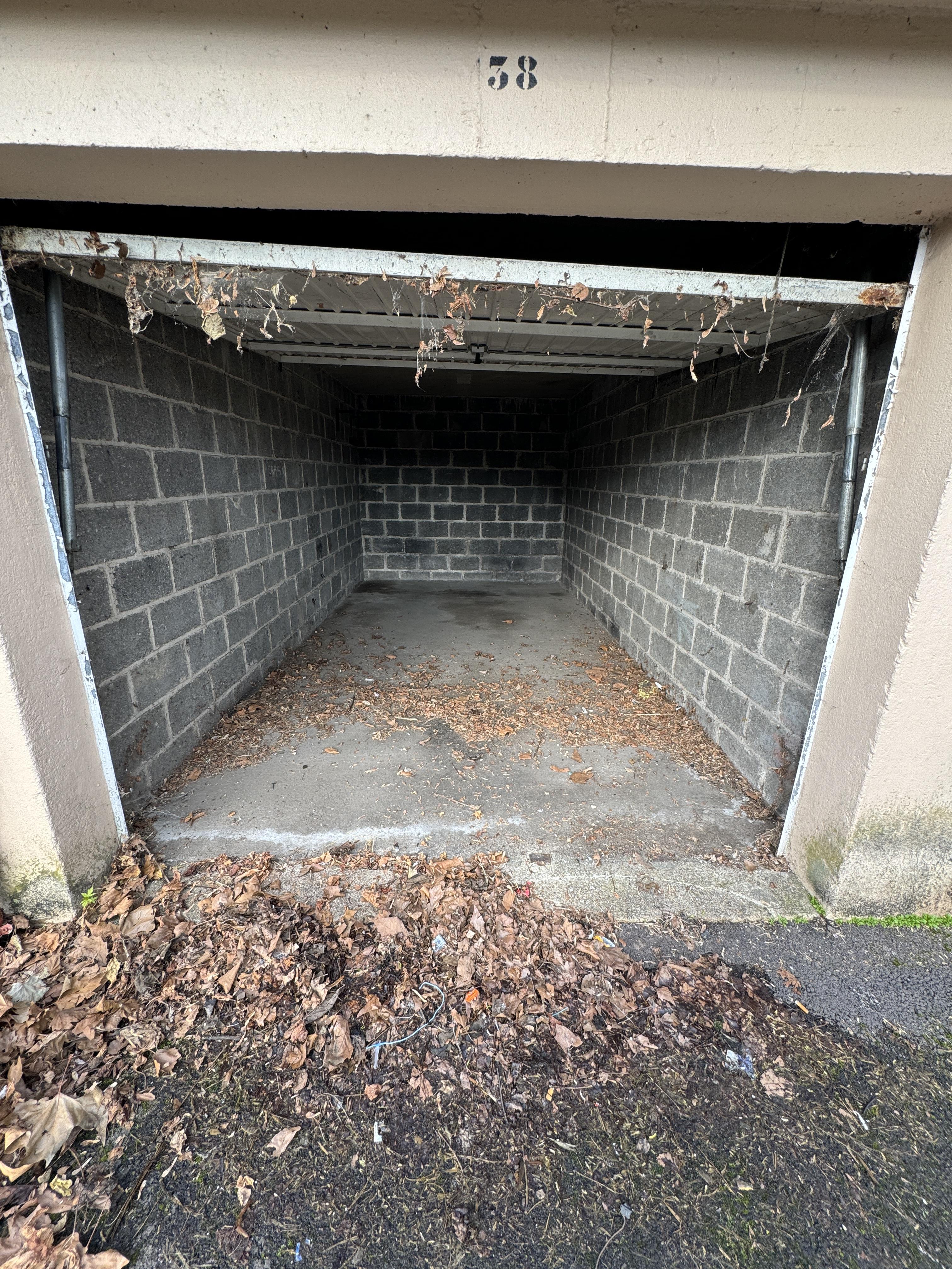Garage privé pour stockage ou stationnement