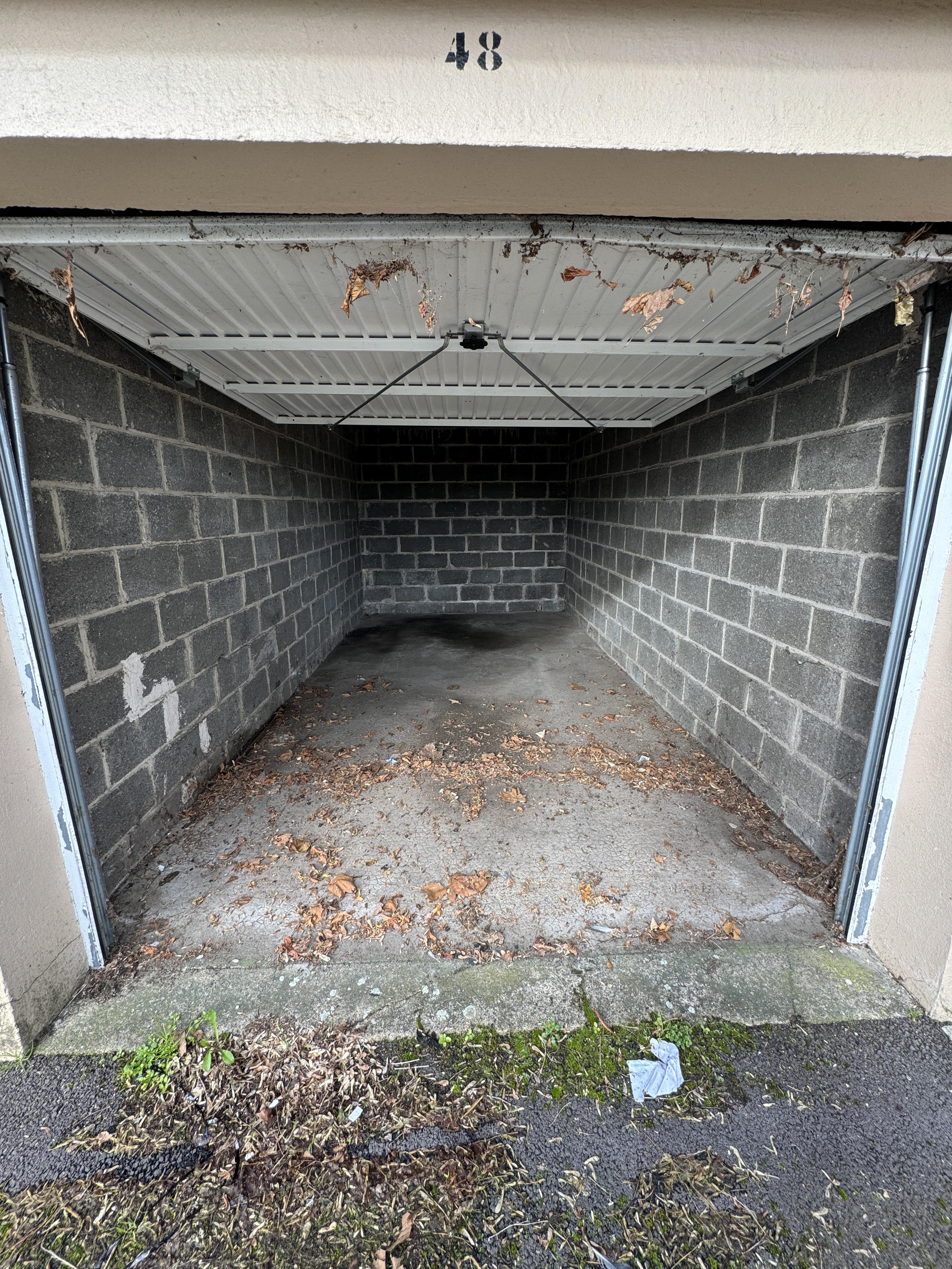Espace de stockage de 14m² : Parking /