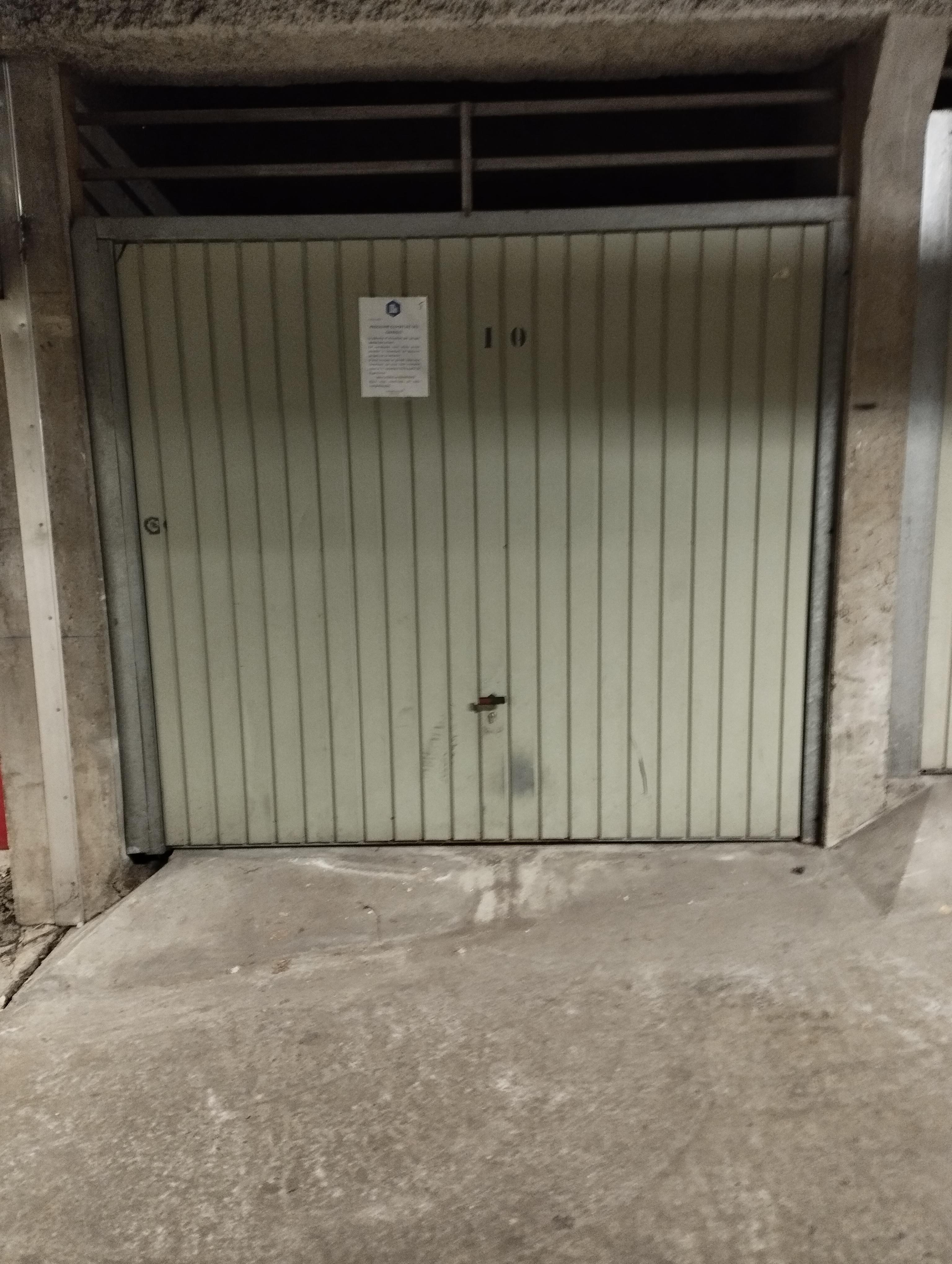 Garage privé dédié au stationnement de véhicule