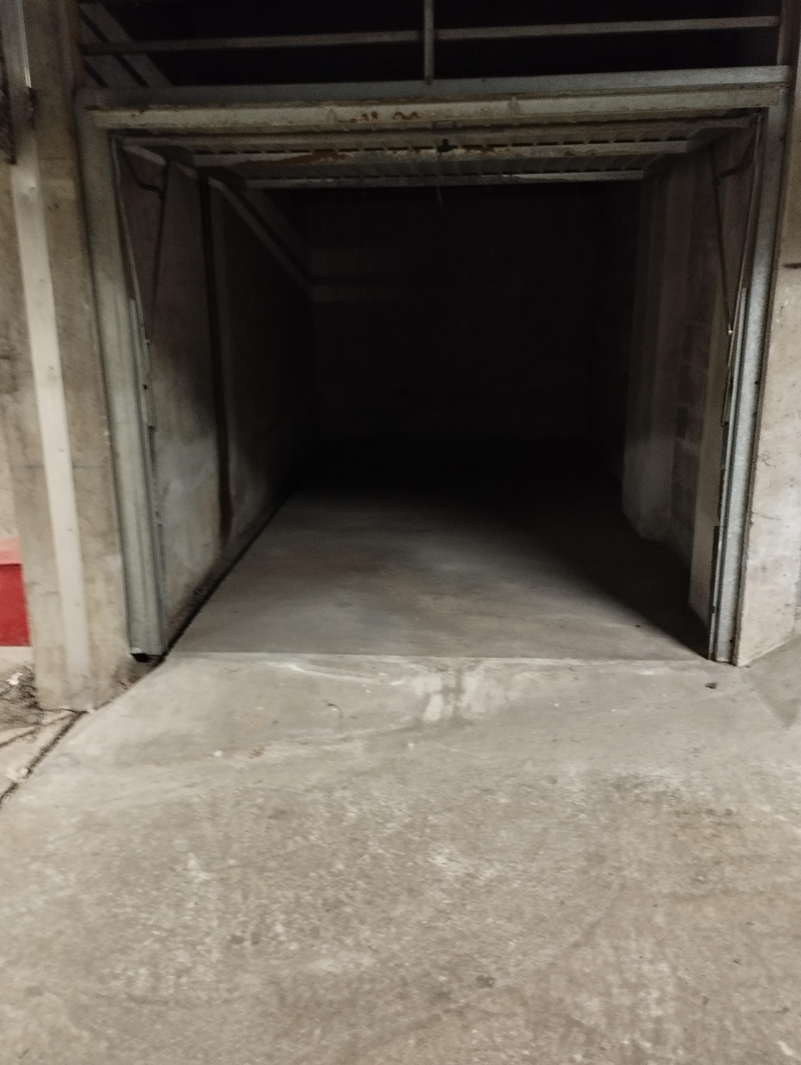 Garage privé dédié au stationnement de véhicule