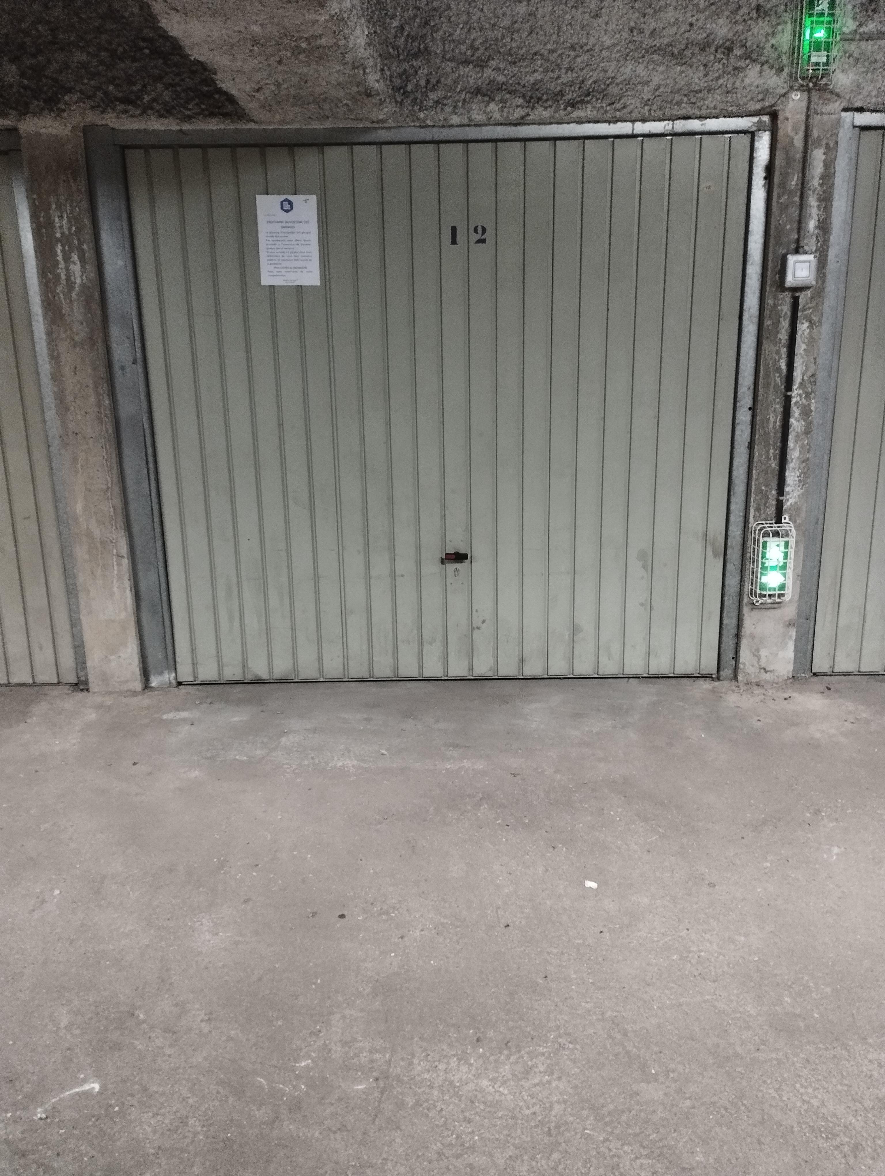 Garage à louer de 12m² / Stationnement