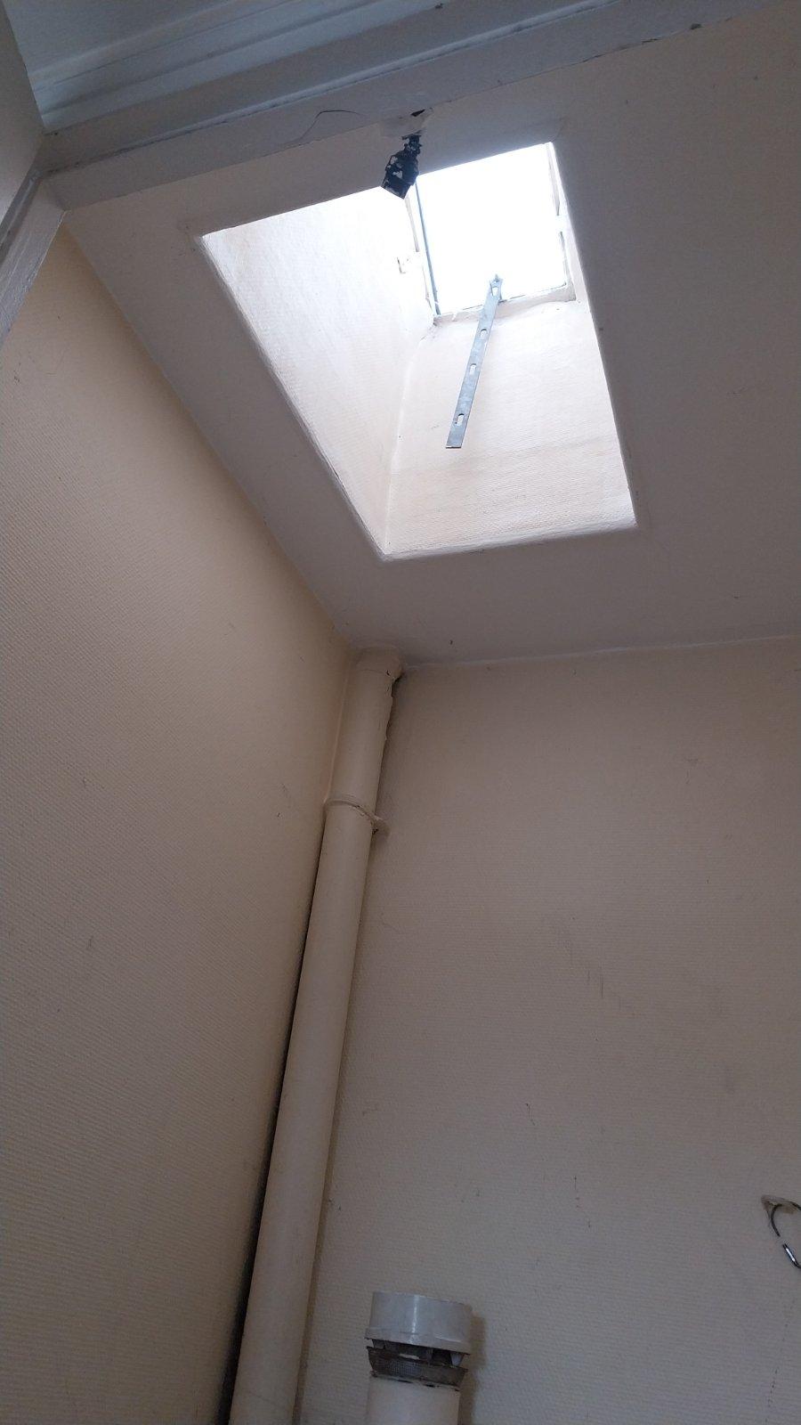 Local sécurisé, dans un petit immeuble, bien entretenu.