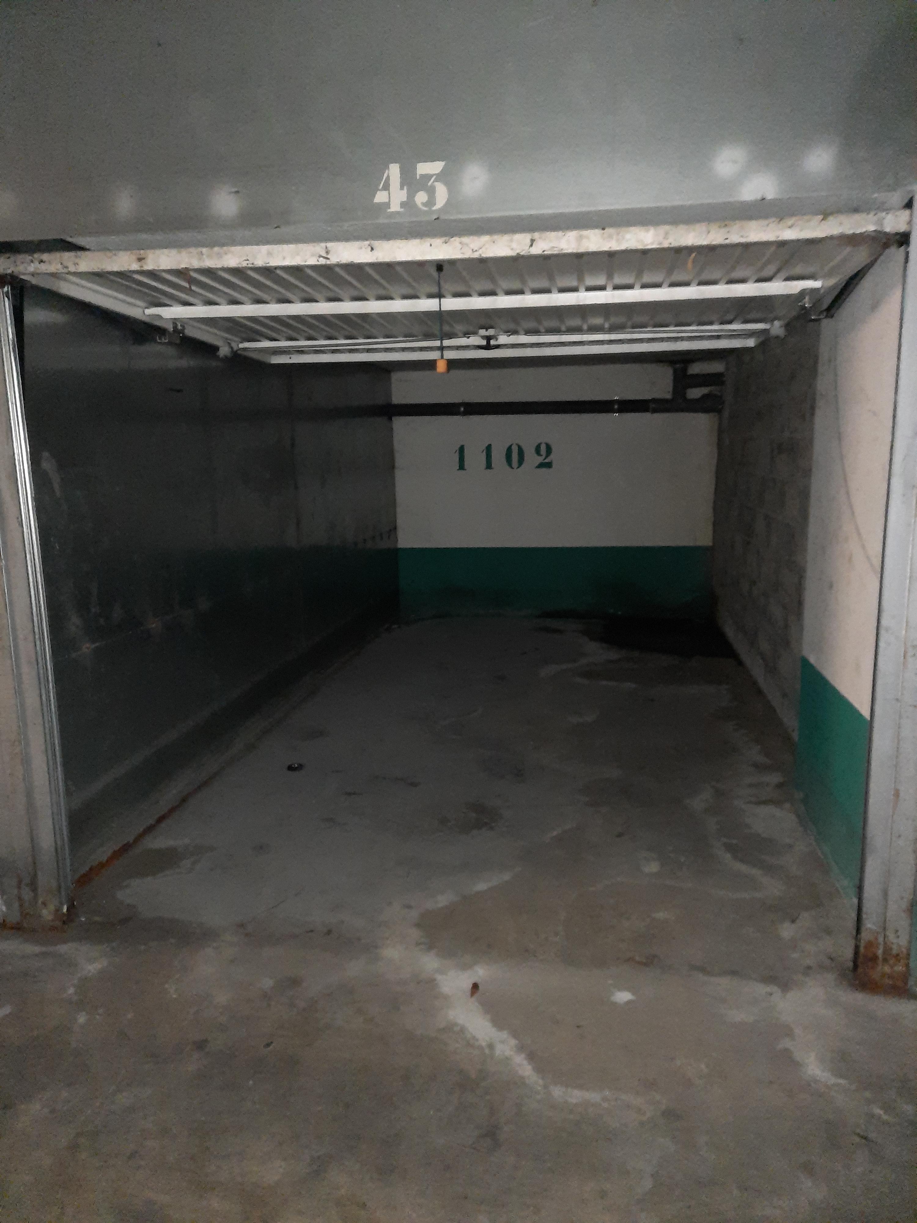 Box fermé pour stationnement