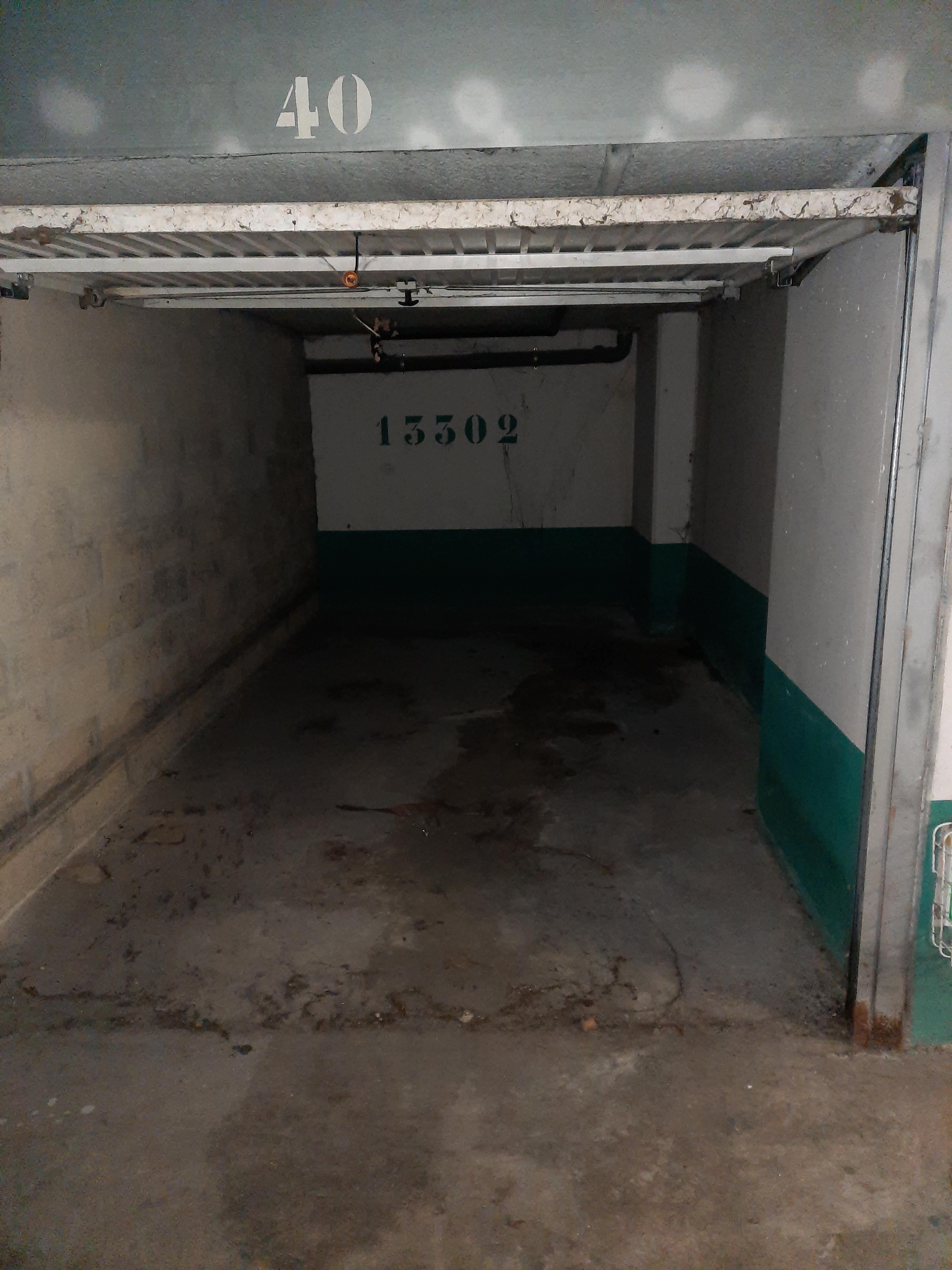 Espace de 12m² : stationnement