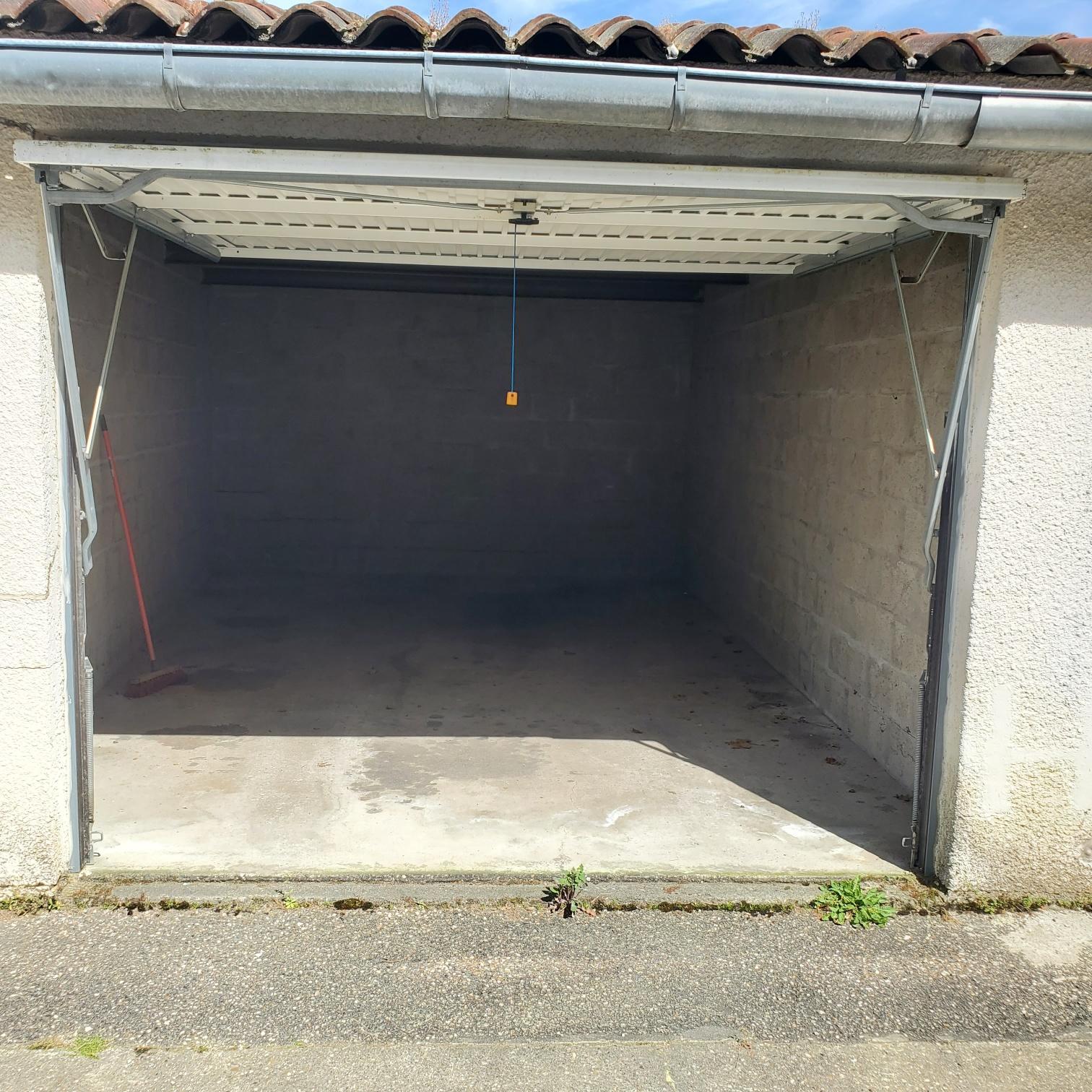 Grand garage/box à louer
