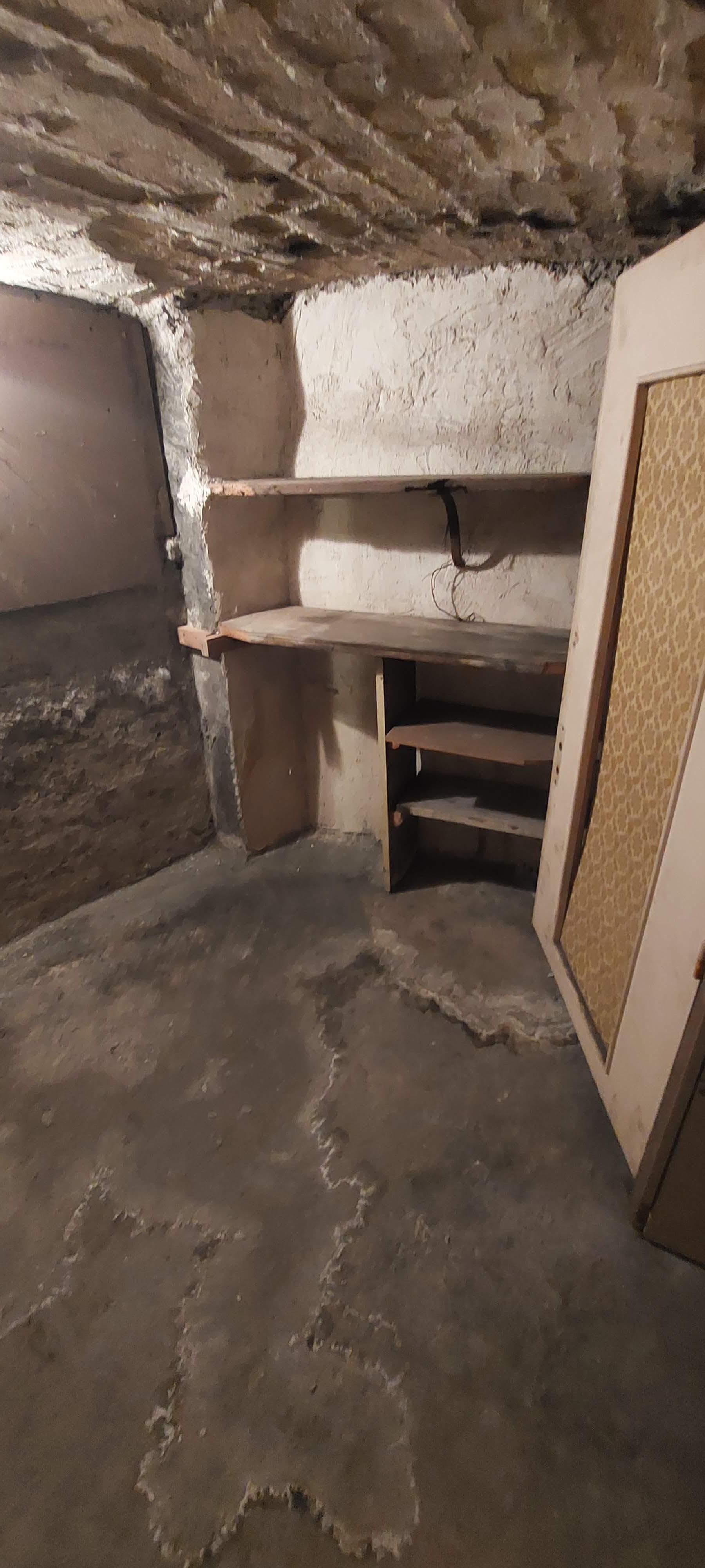 Cave fermée 6,75 m2 avec éclairage