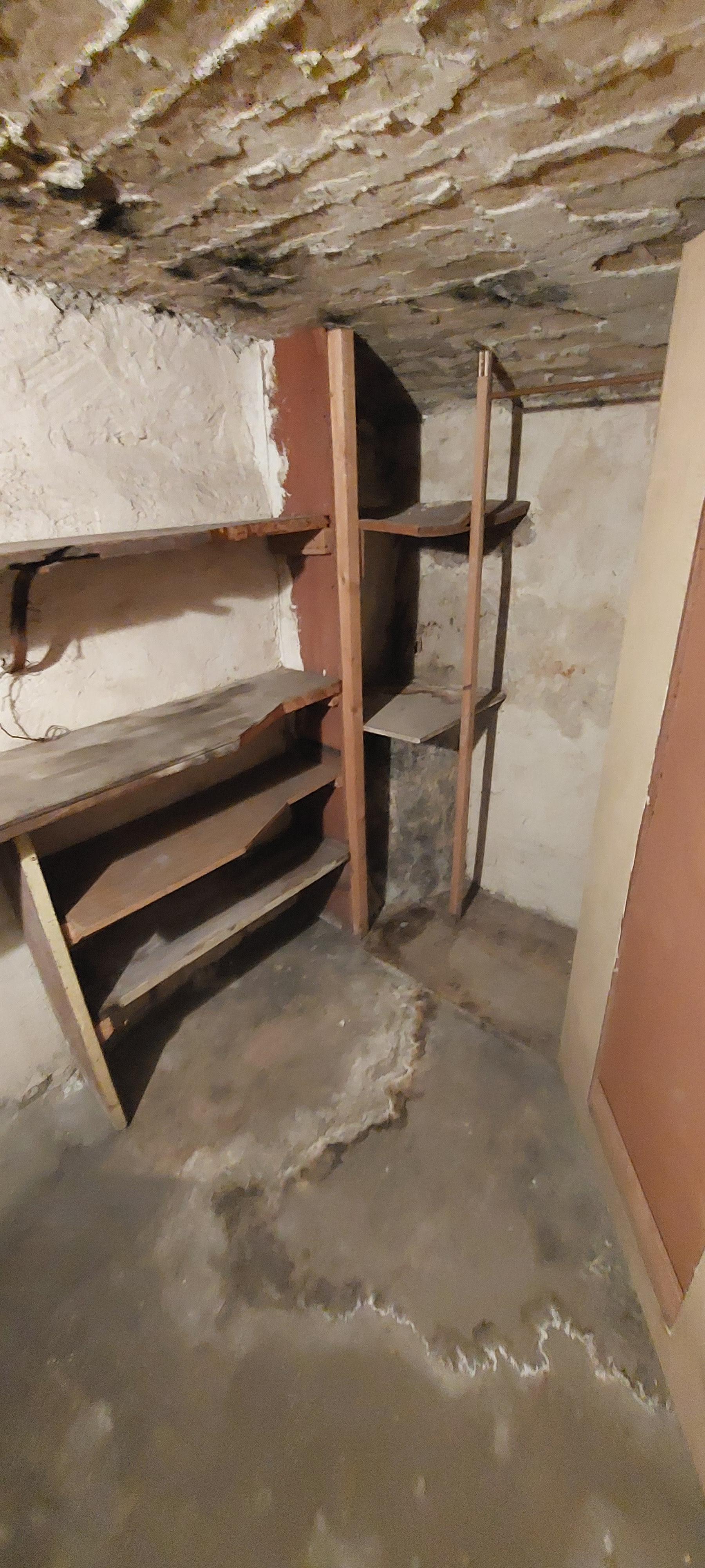 Cave fermée 6,75 m2 avec éclairage