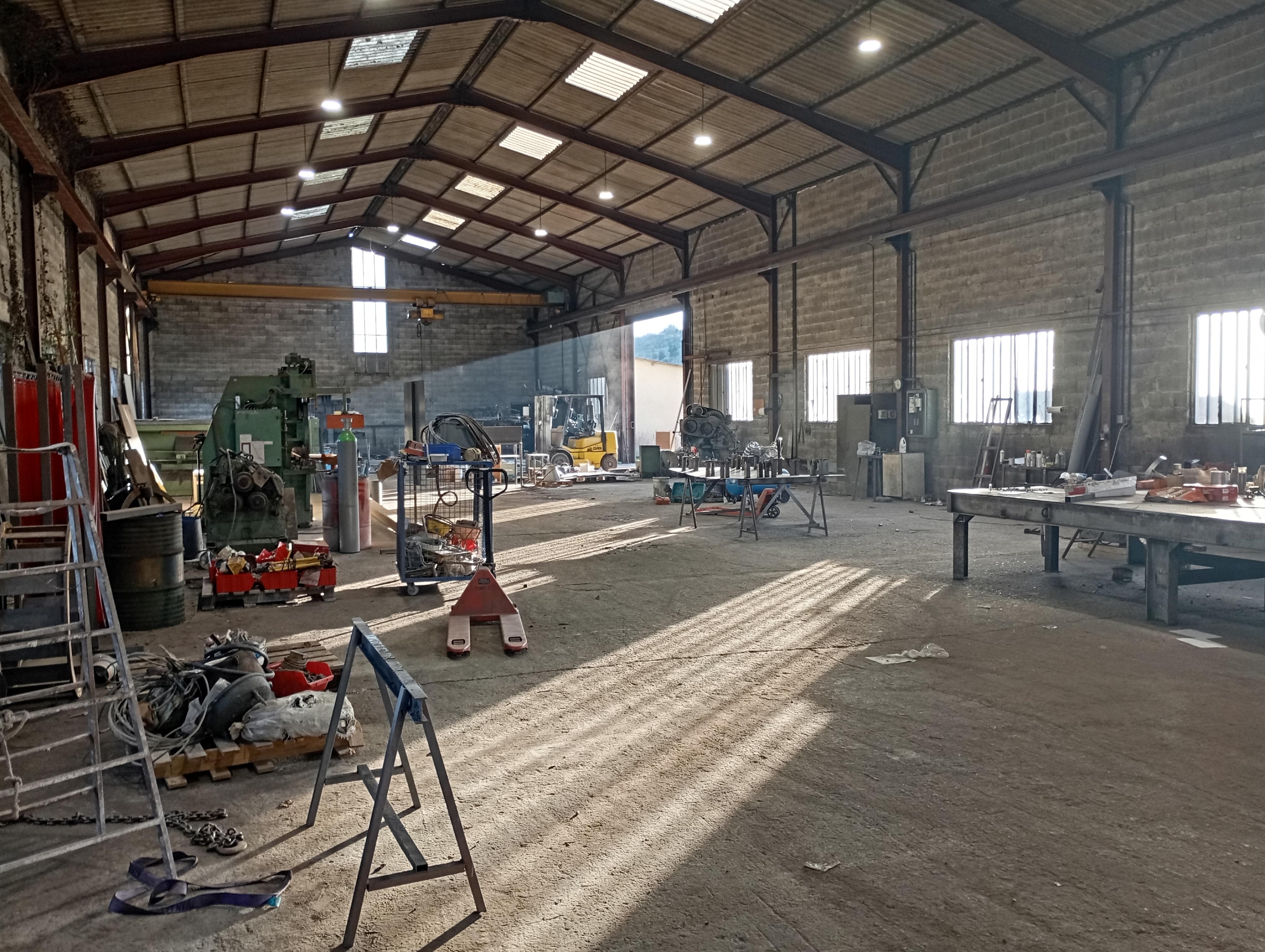 ancien atelier avec pont roulant et chariot élévateur