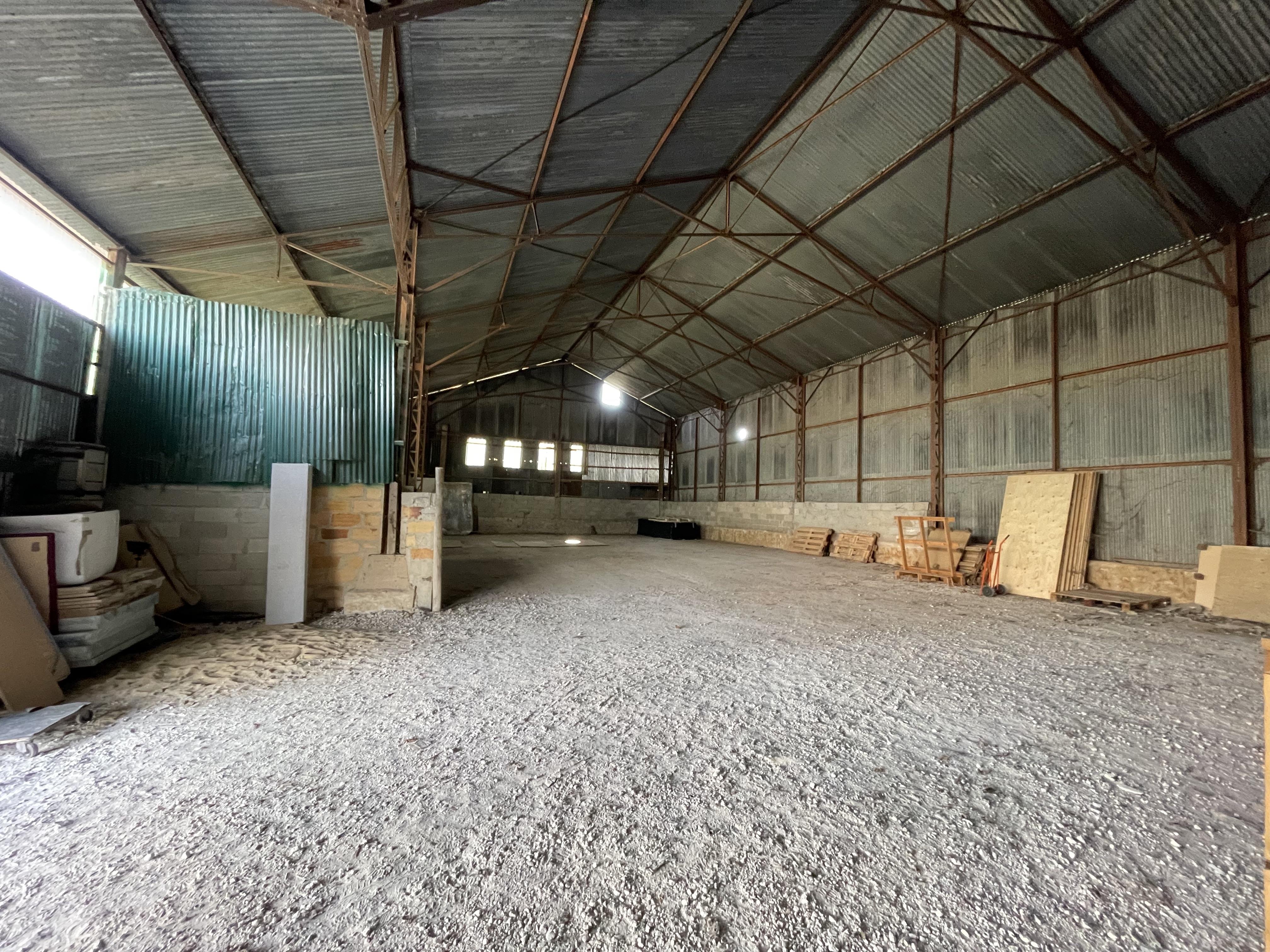 HANGAR DE STOCKAGE