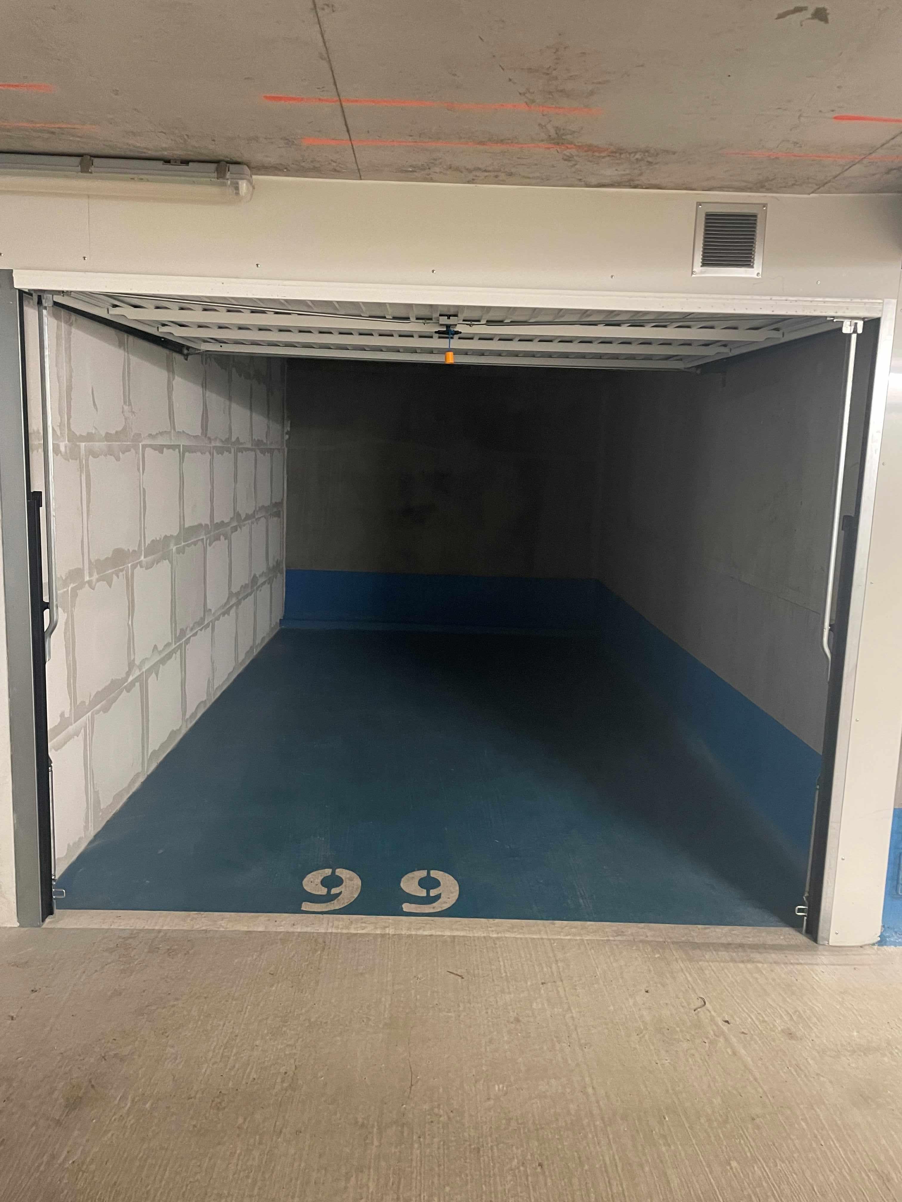 Box pour stockage/véhicule