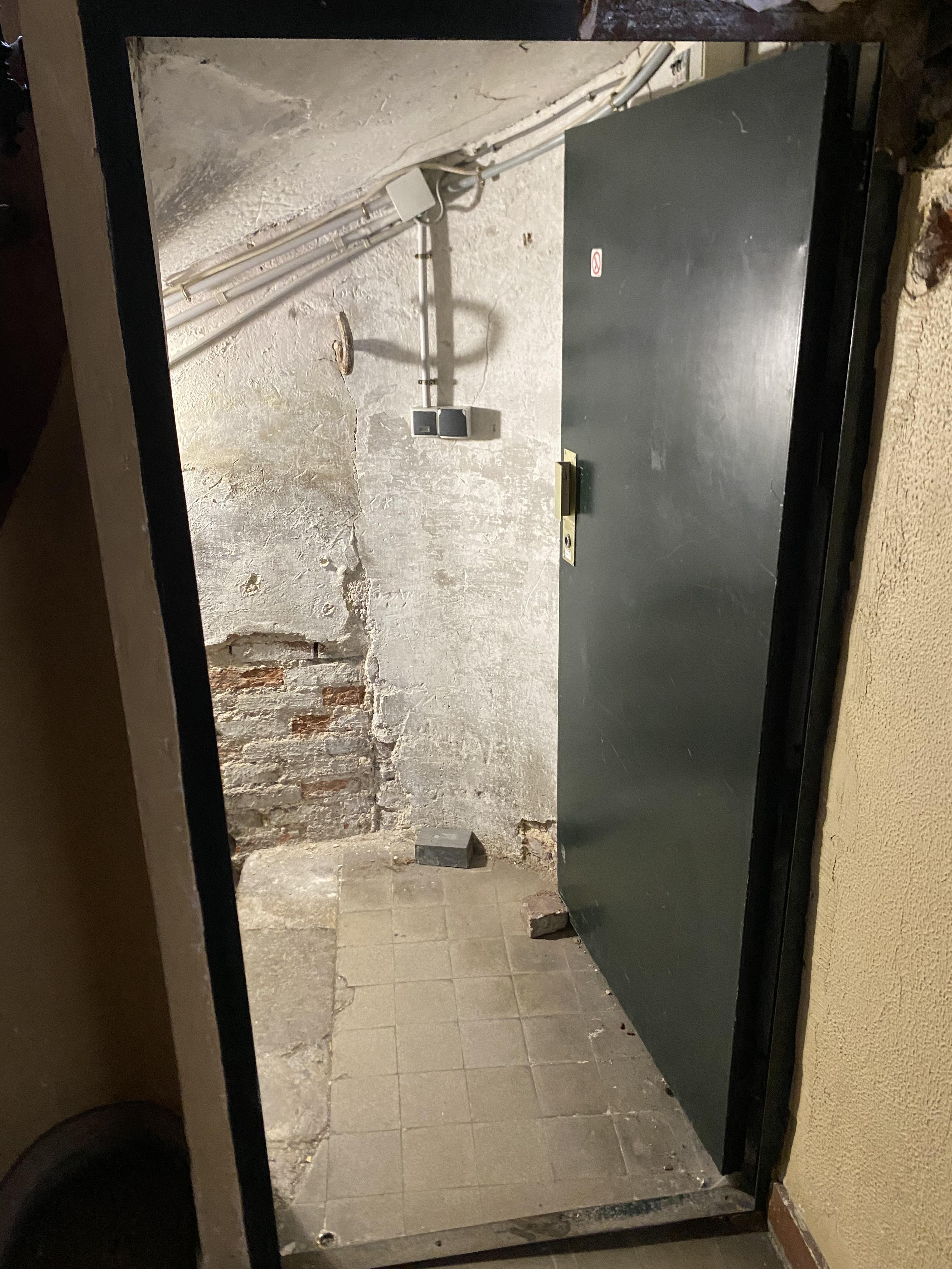 Cave avec porte des parties communes blindées