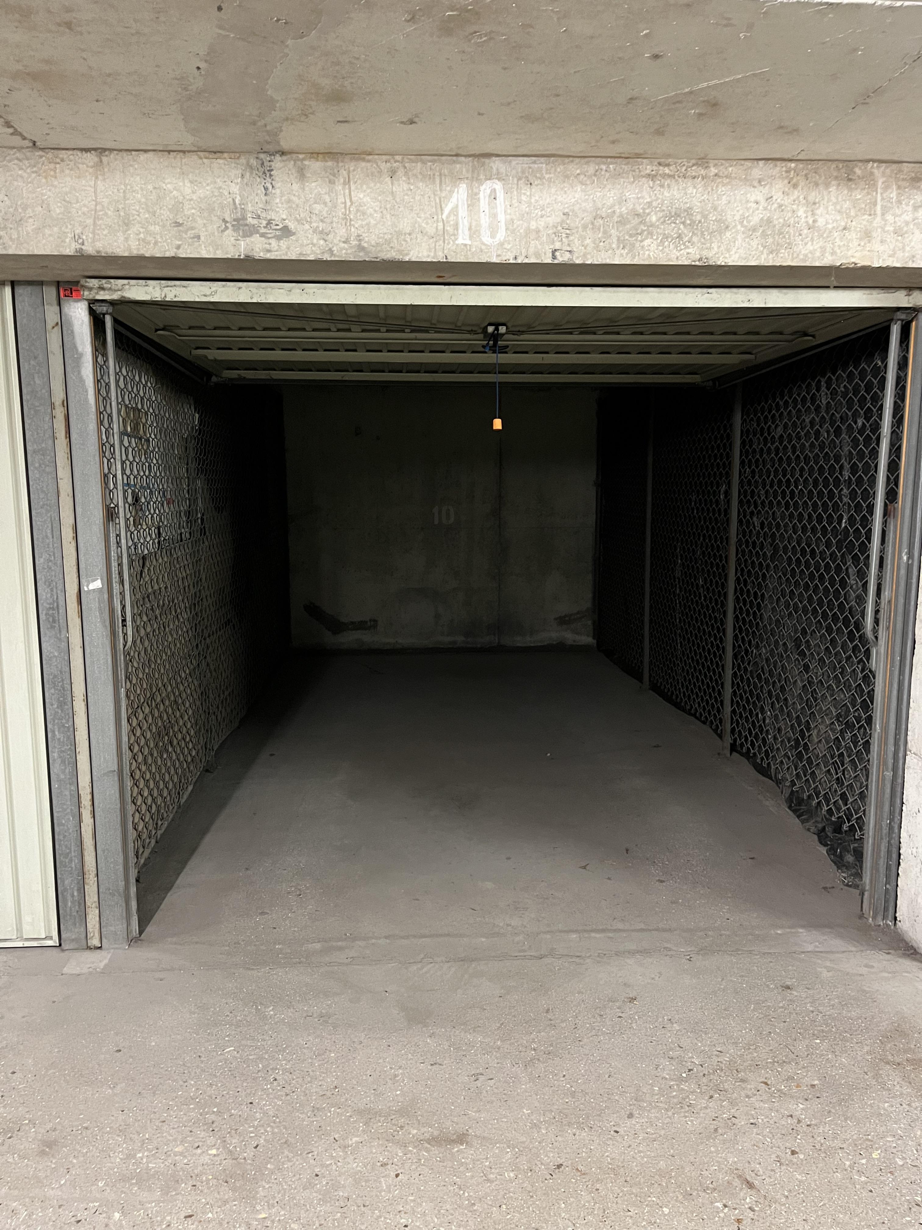 Garage fermé à louer de 13m² (stationnement)