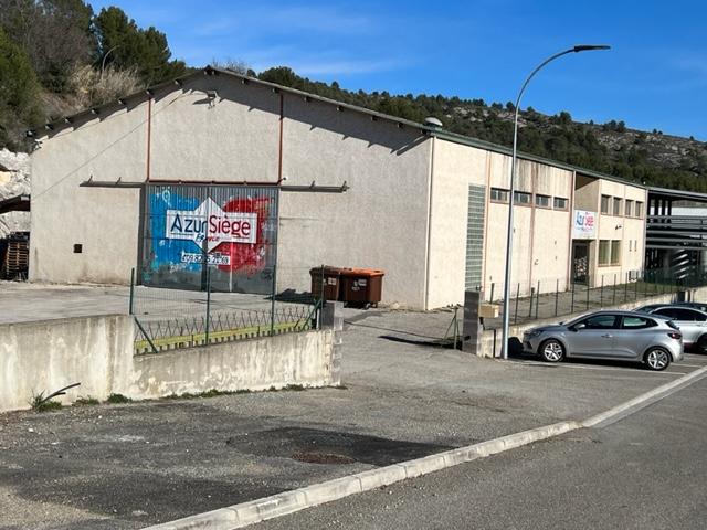 Contenaire sur terrain clôturé, sécurisé.