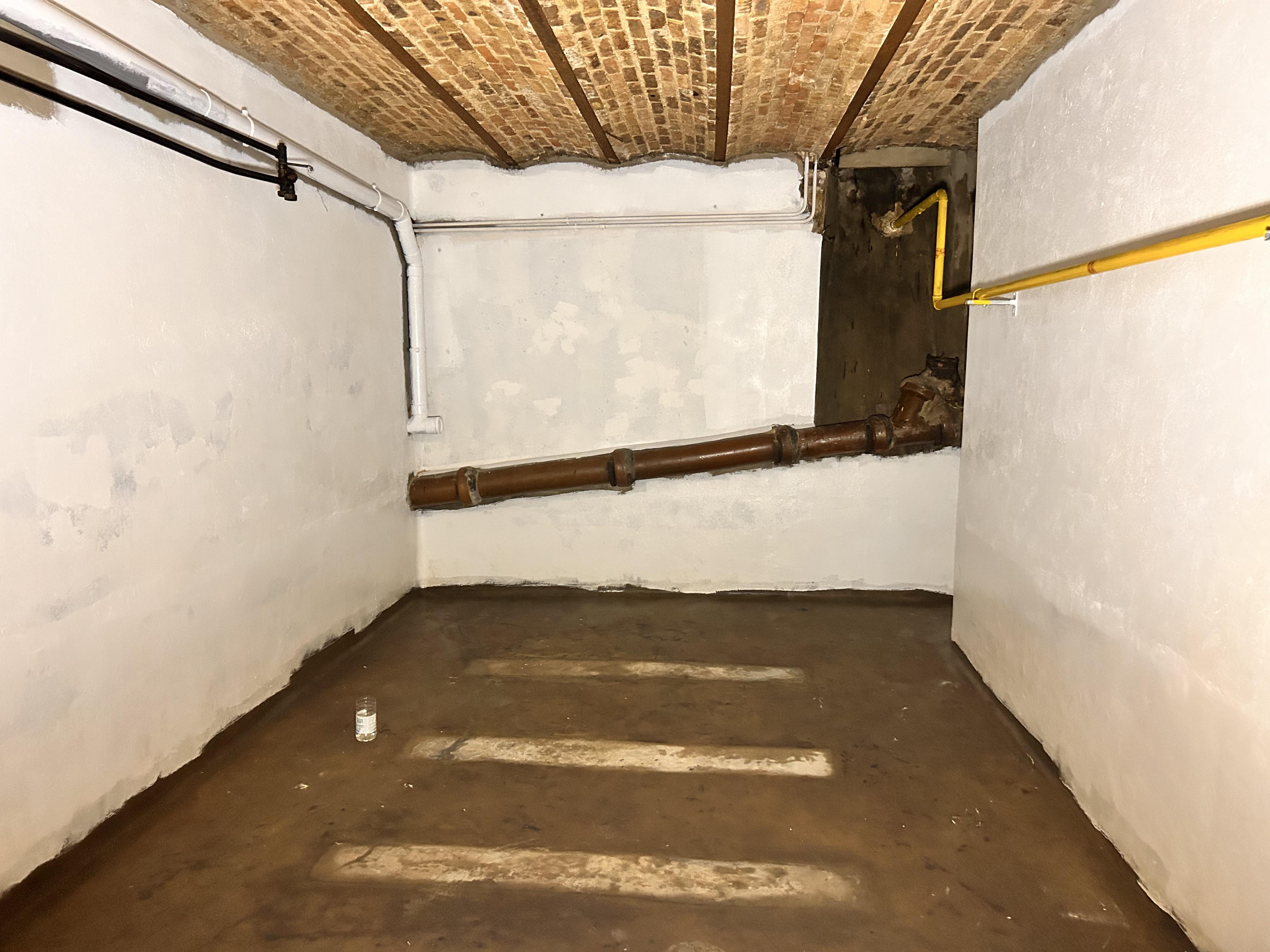 À louer Cave 18,9m2 blvd métro Champerret XXXXX
