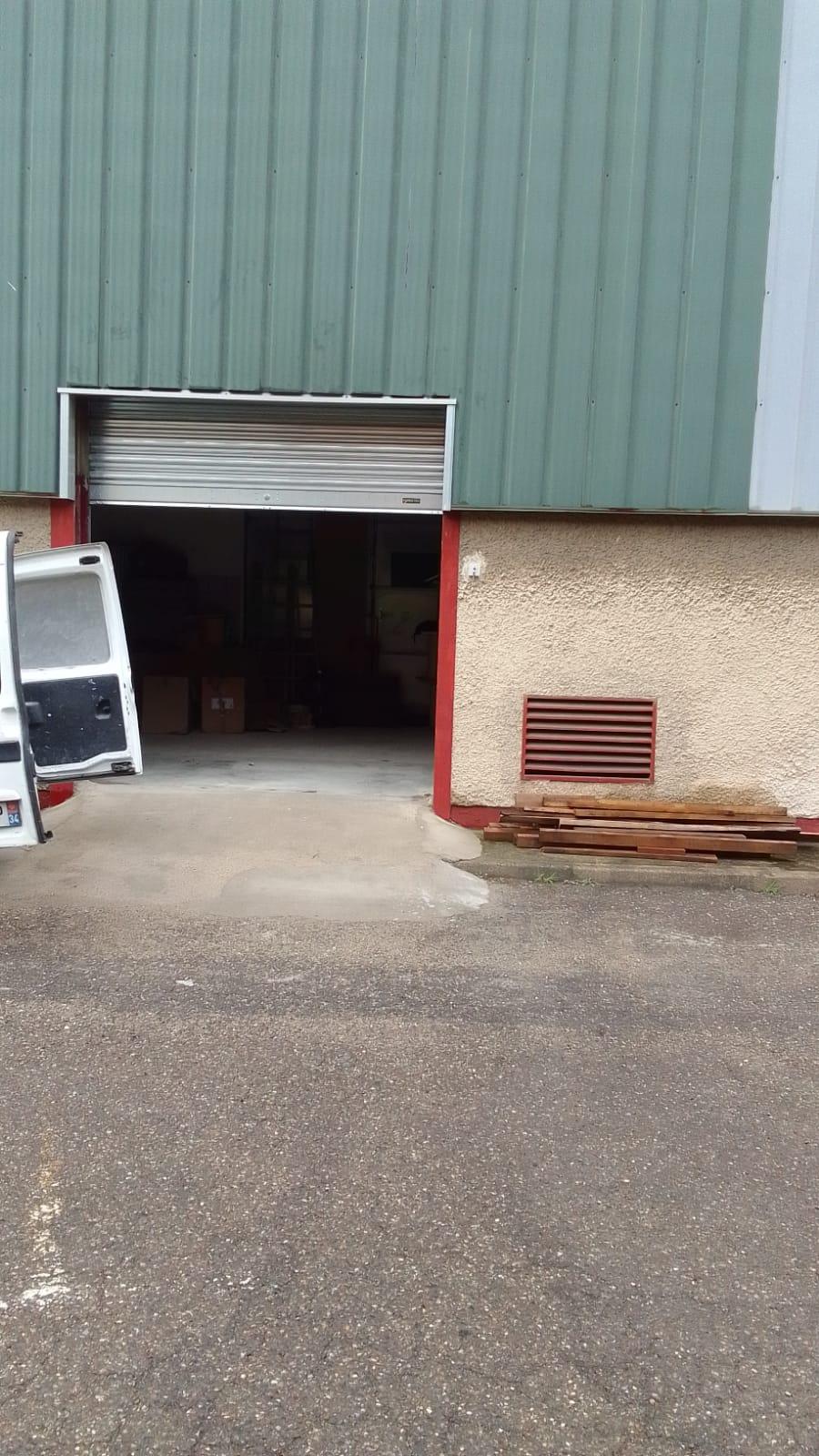 Avec porte de 3 metres , volet electrique