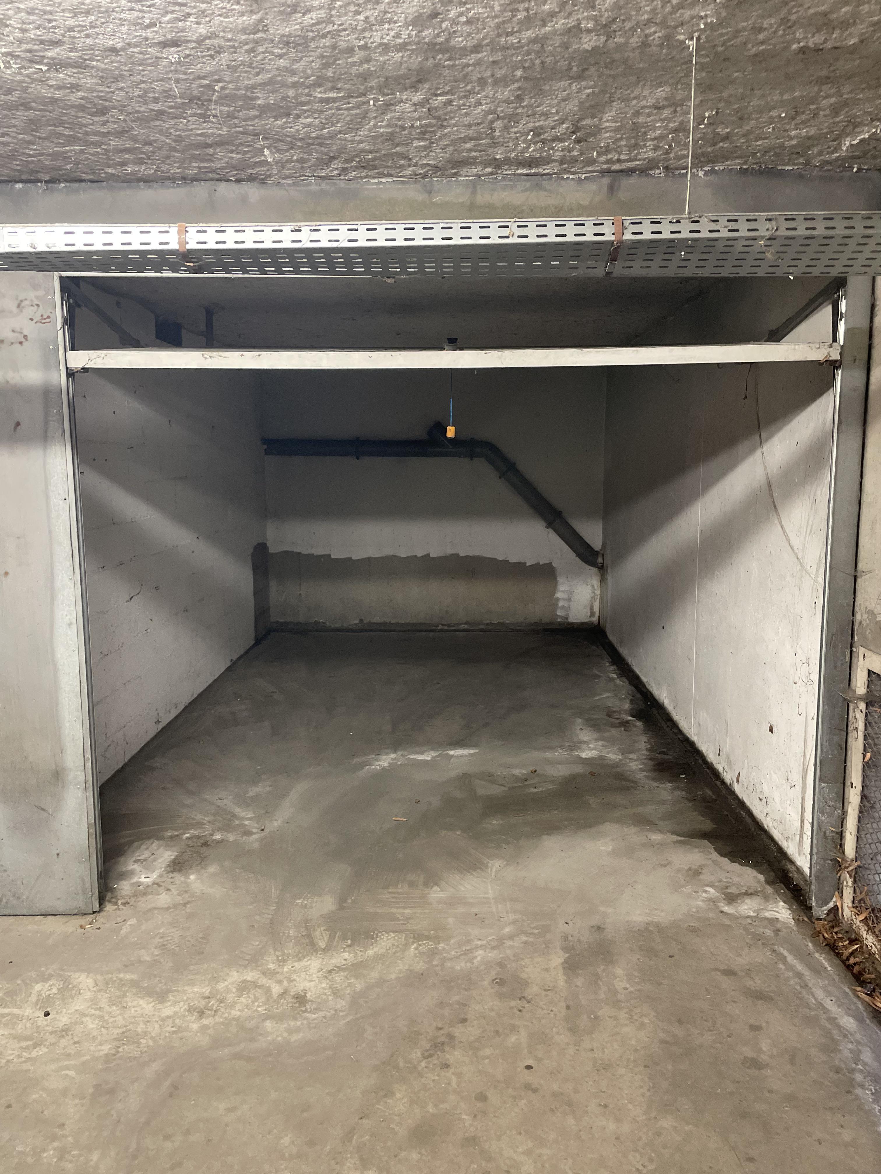 Garage/Box à louer de 12m²