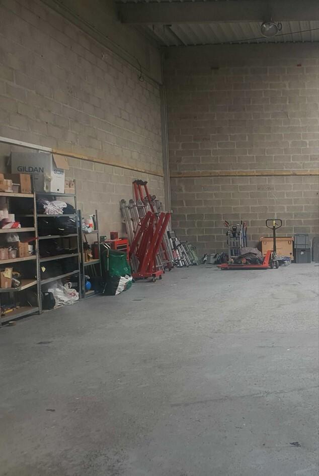 Espace de Stockage Sécurisé de 215m² en Plein