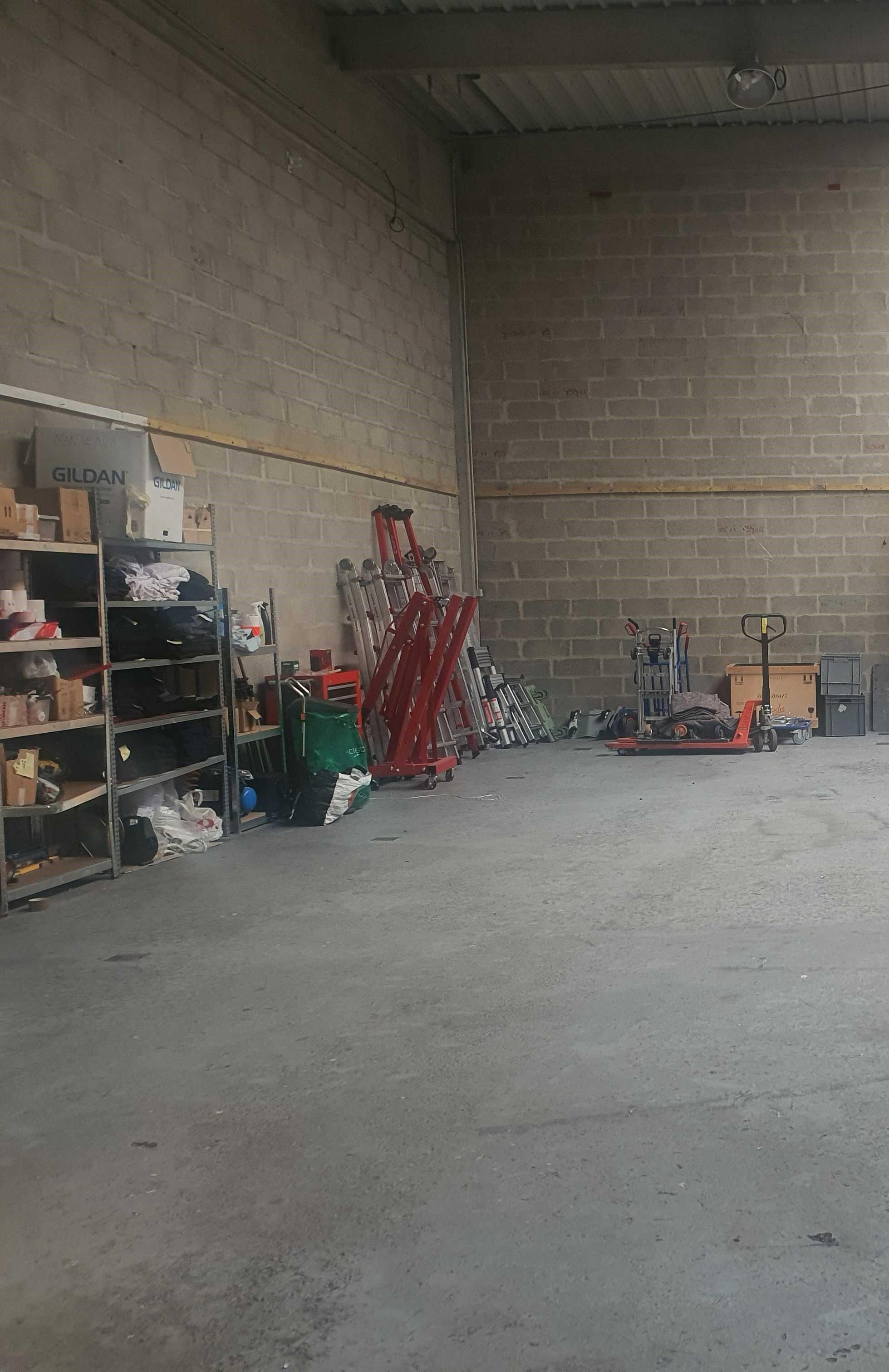 Espace de Stockage Sécurisé de 215m² en Plein
